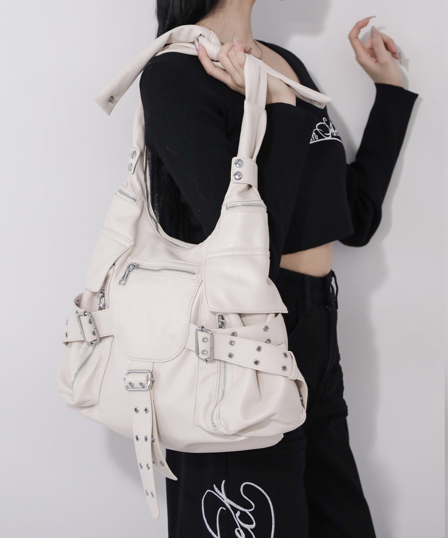 【 多ポケットで収納力抜群 】3連ベルテッド多ポケットフェイクレザーショルダーバッグ / Three belted multi pocket fake leather shoulder bag