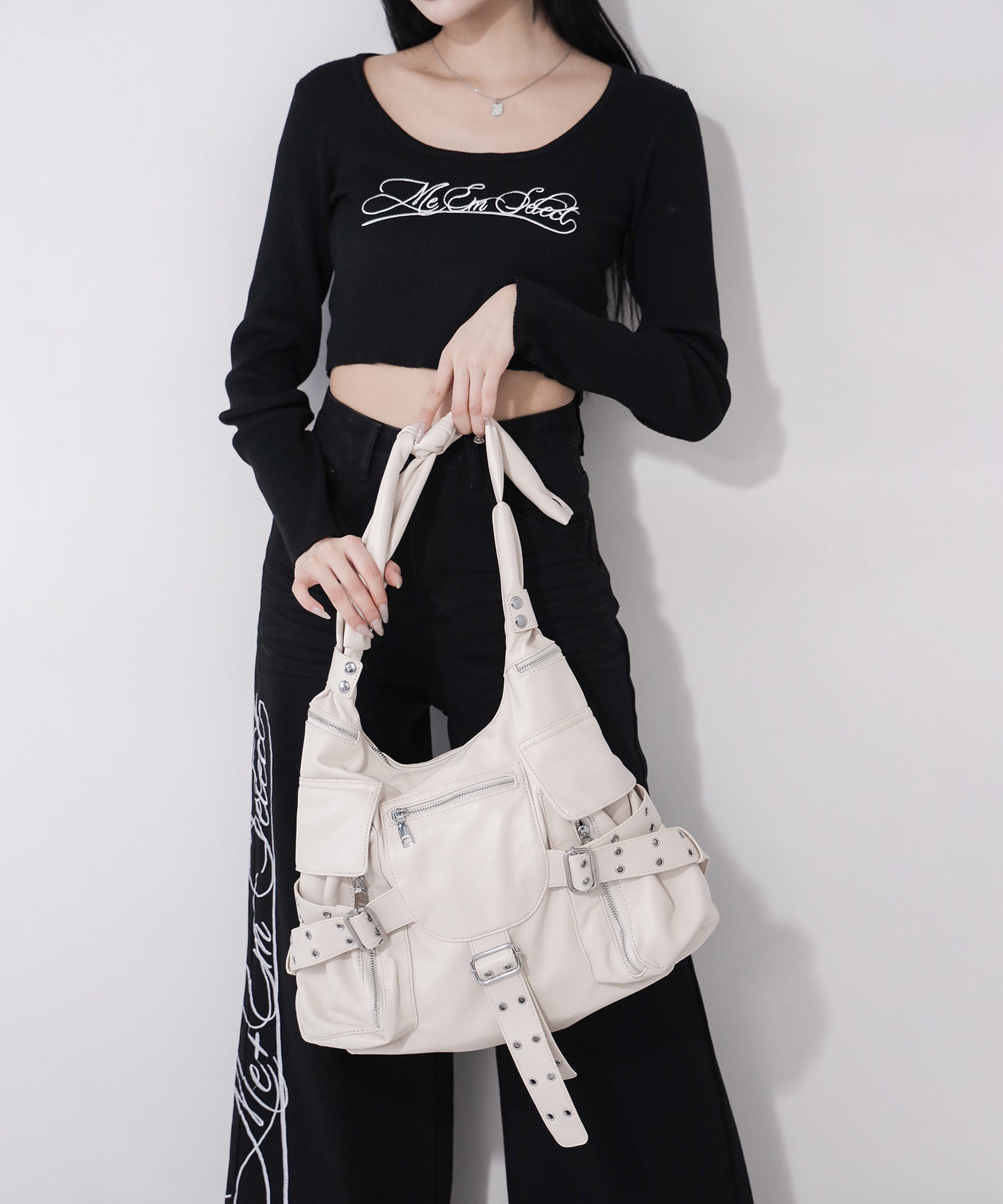 【 多ポケットで収納力抜群 】3連ベルテッド多ポケットフェイクレザーショルダーバッグ / Three belted multi pocket fake leather shoulder bag