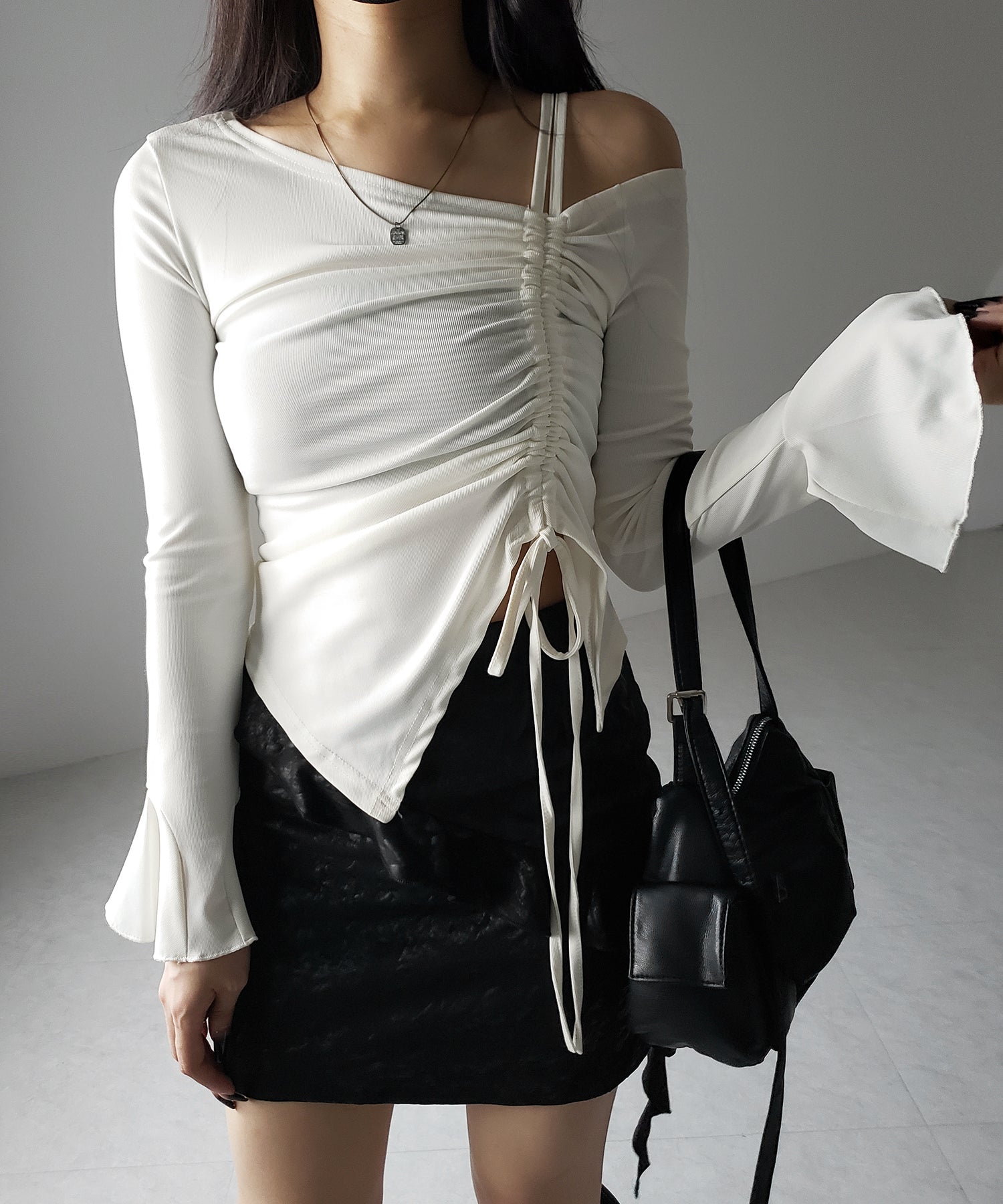 【 2color 】シャーリングリボンスリットワンショルダートップス / shirring ribbon slit one shoulder tops