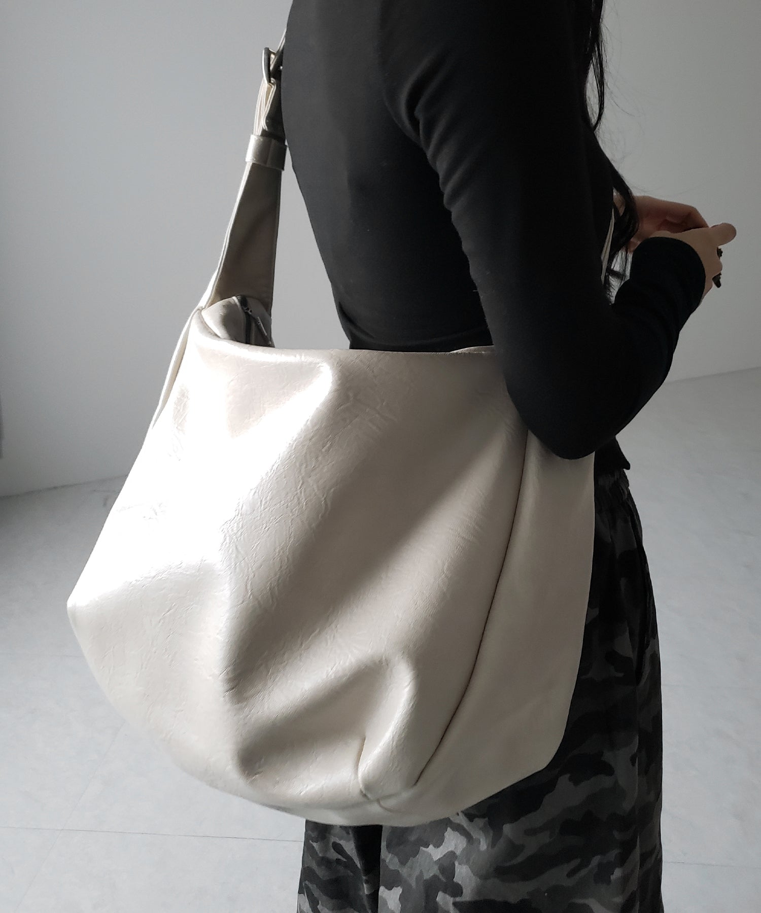 【 2WAY / A4収納可 】ハトメデザインベルテッドワンハンドルショルダーバッグ / Eyelet design belted onehandle shoulder bag