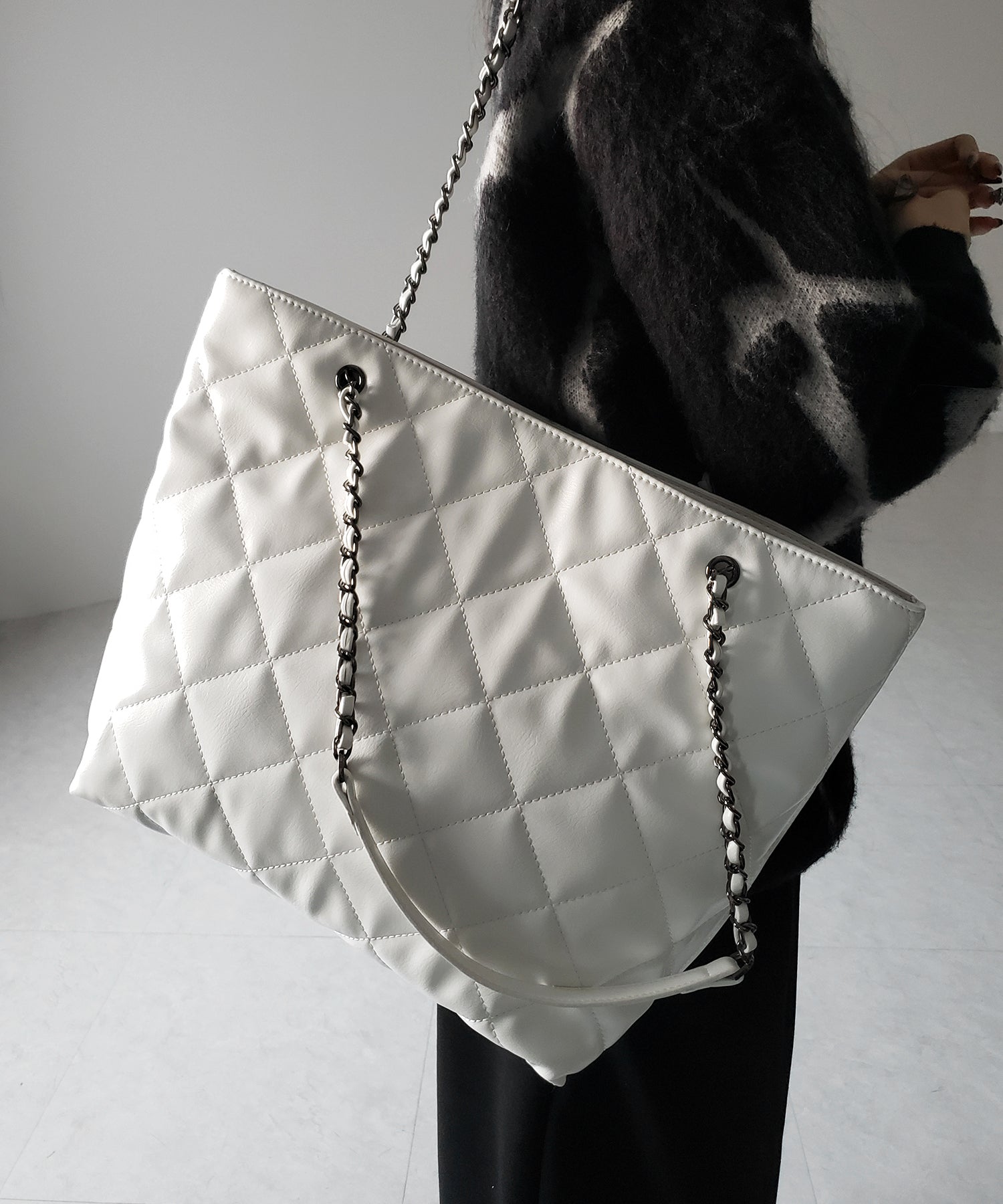 【 A4収納可 】キルティングチェーンスクエアトートショルダーバッグ / quilting chain square tote shoulder bag