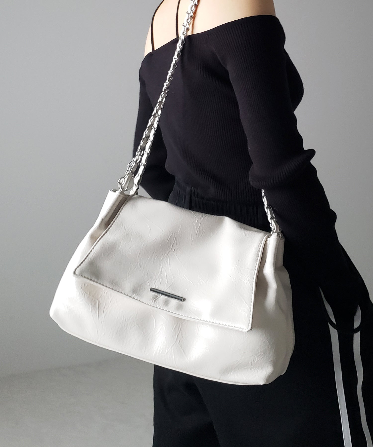 チェーンフェイクレザーフラップショルダーバッグ / chain fake leather flap shoulder bag