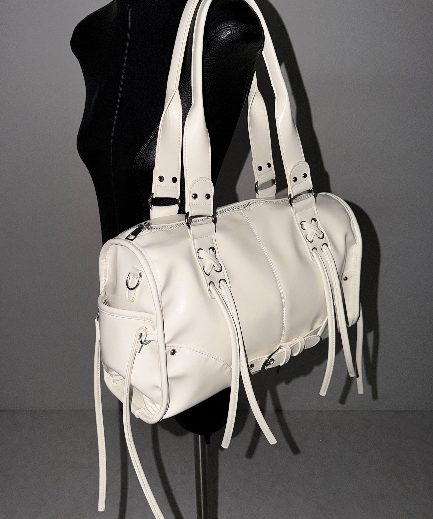 【 ショルダーストラップ付き2WAY 】レースアップベルテッドフリンジボストンショルダーバッグ/lace up belted fringe boston shoulder bag
