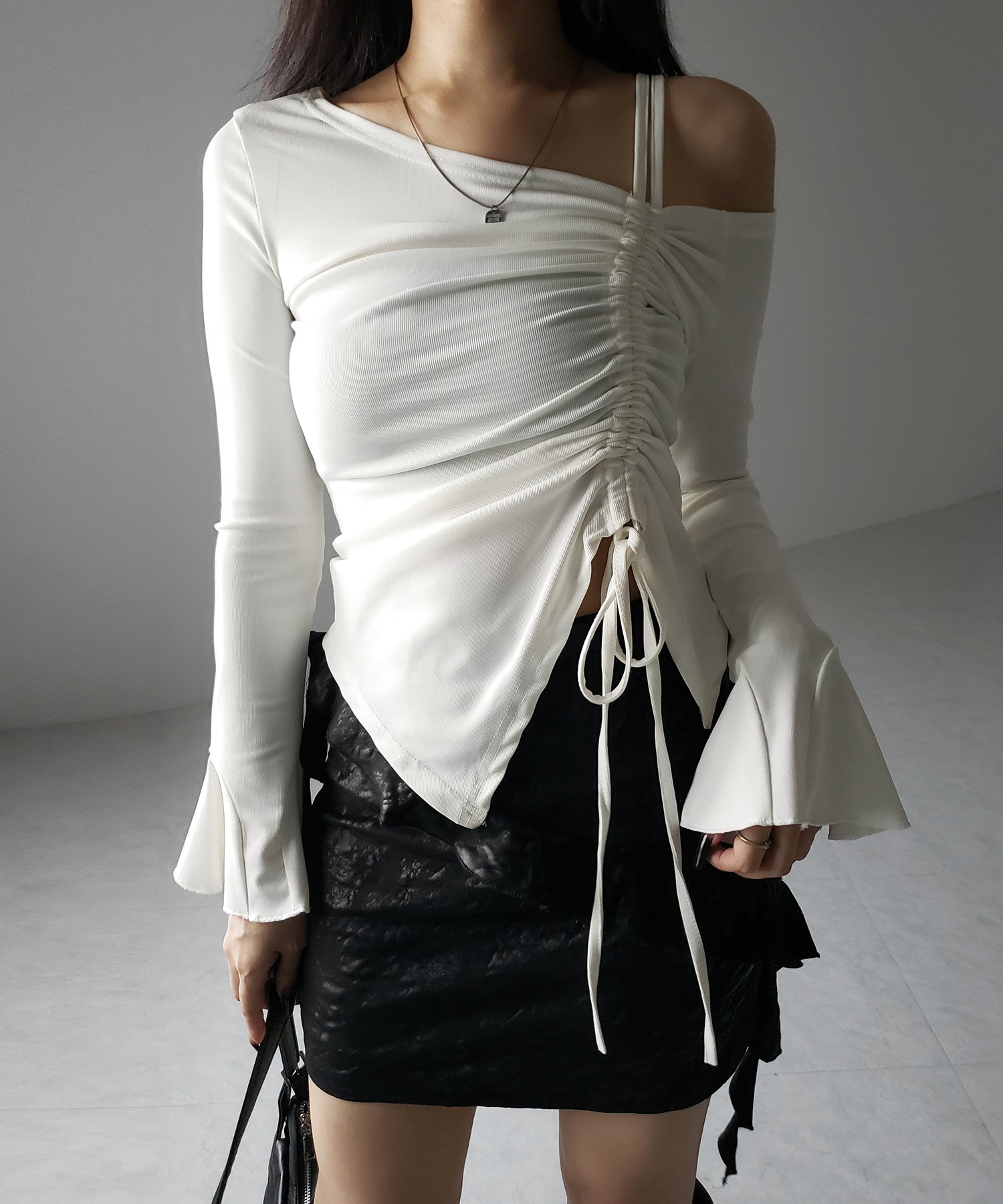 【 2color 】シャーリングリボンスリットワンショルダートップス / shirring ribbon slit one shoulder tops