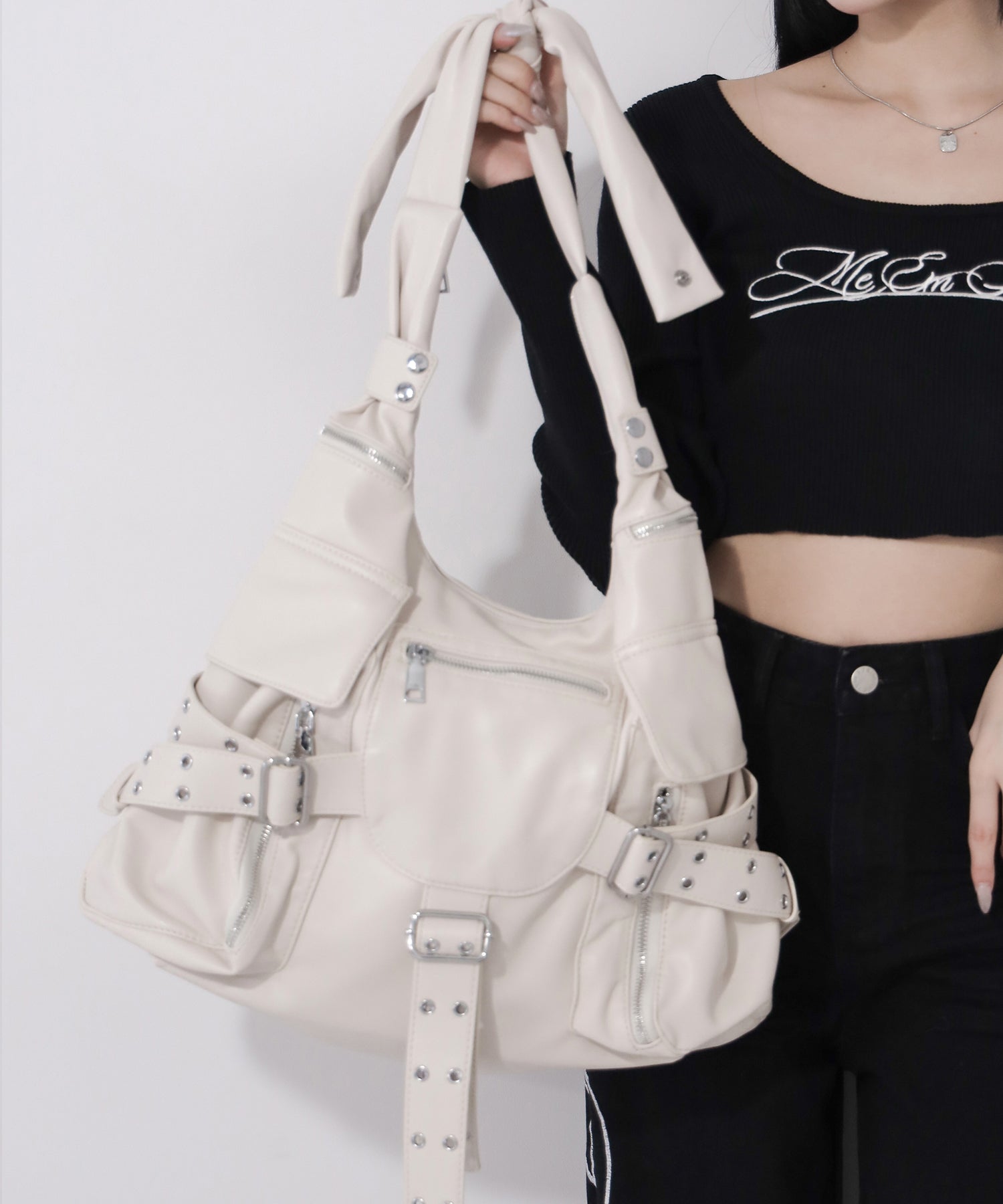 【 多ポケットで収納力抜群 】3連ベルテッド多ポケットフェイクレザーショルダーバッグ / Three belted multi pocket fake leather shoulder bag