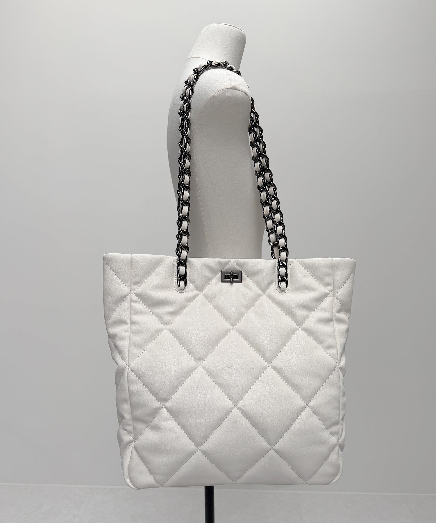 【 A4収納可 】キルティングスクエアチェーンバッグ/ quilted square chain bag