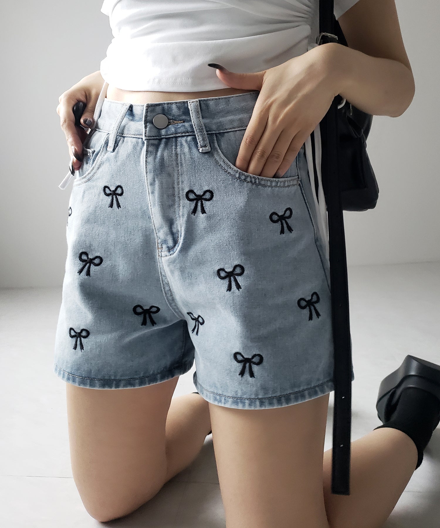 【 2color 】ミニリボン刺繍ハイウエストデニムショートパンツ / mini ribbon  embroidery high waist denim short pants