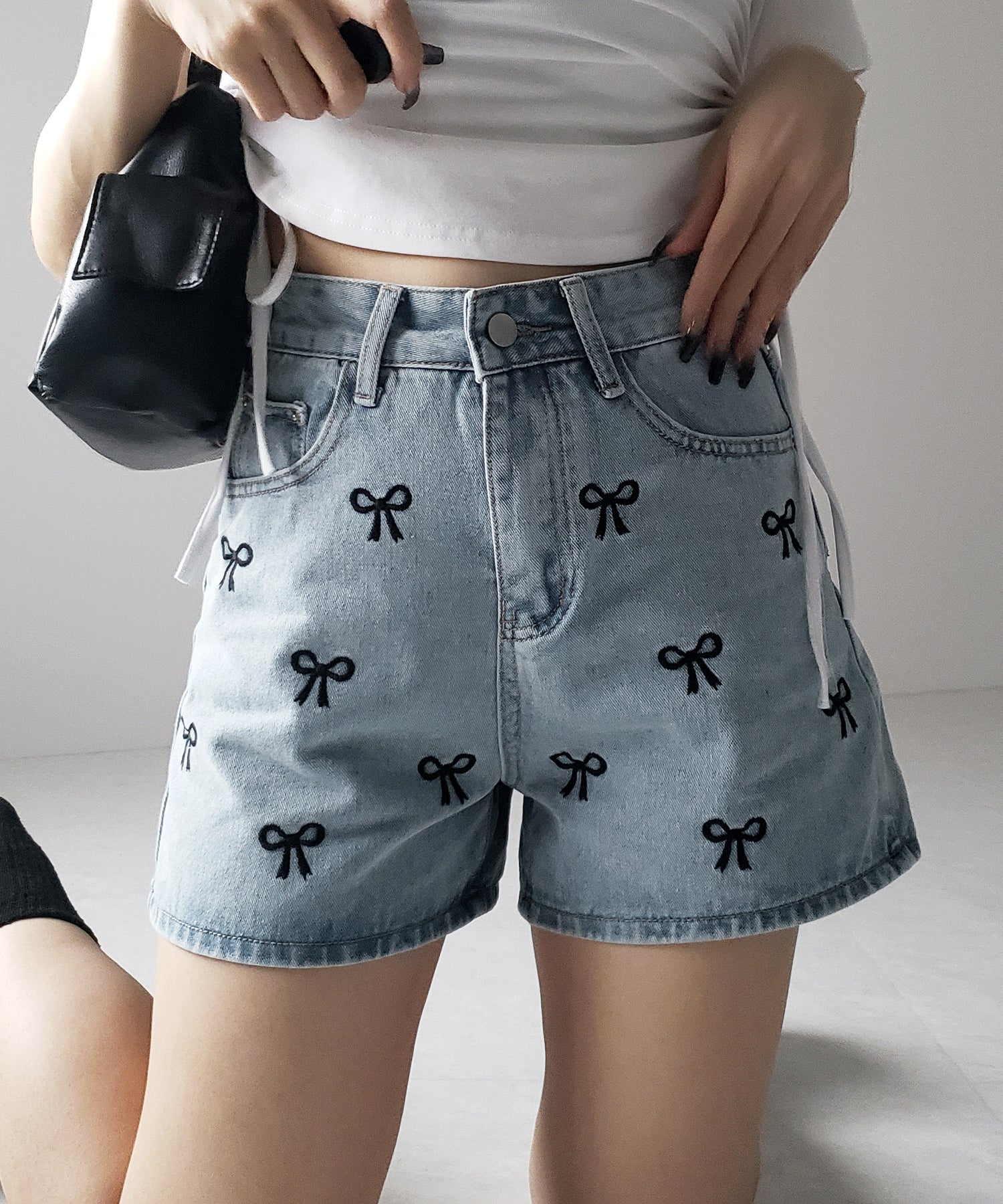 【 2color 】ミニリボン刺繍ハイウエストデニムショートパンツ / mini ribbon  embroidery high waist denim short pants