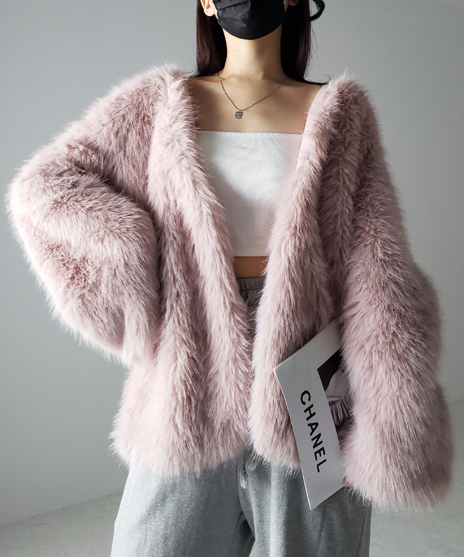 ノーカラーボリュームフェイクファーコート