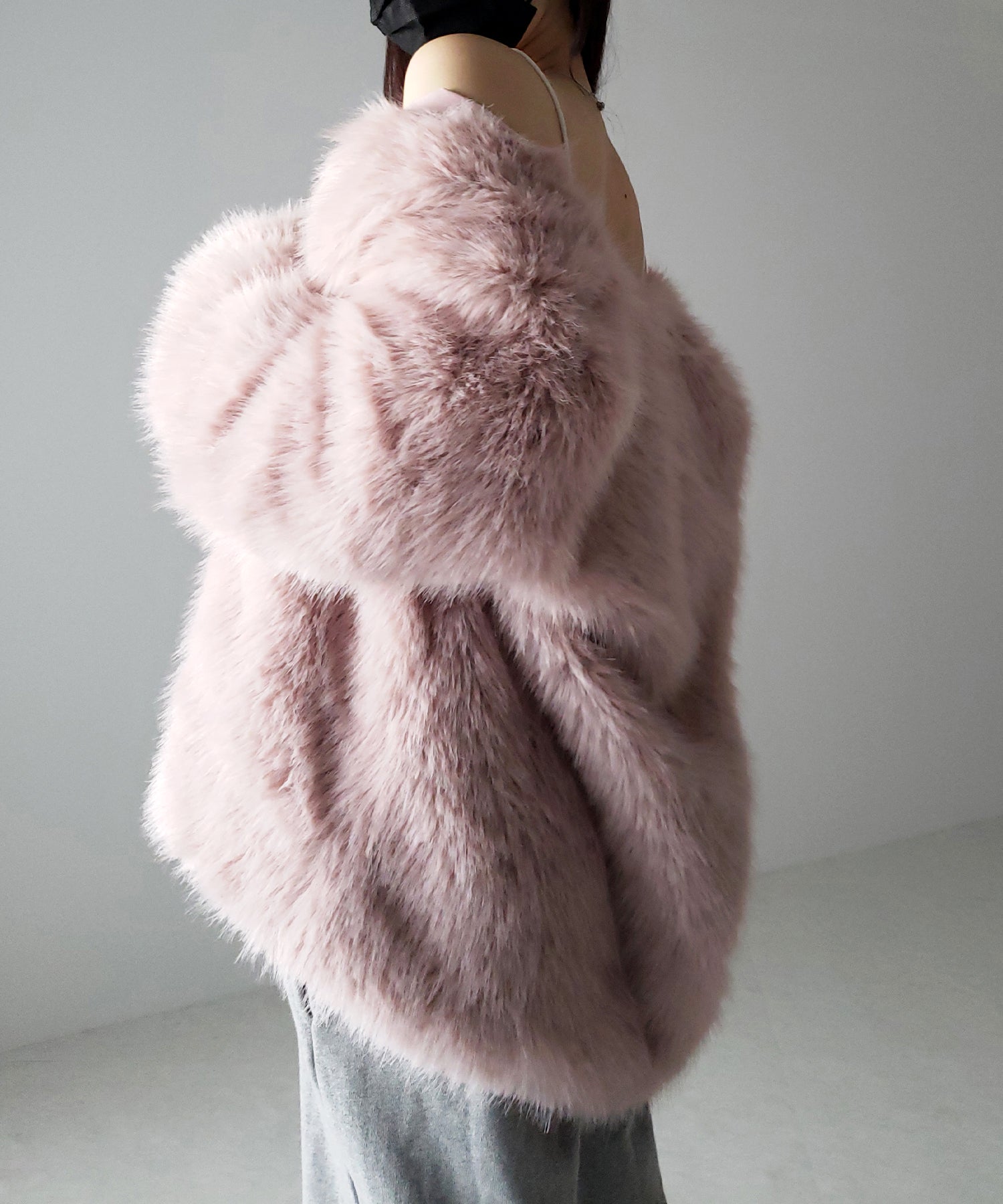 ノーカラーボリュームフェイクファーコート