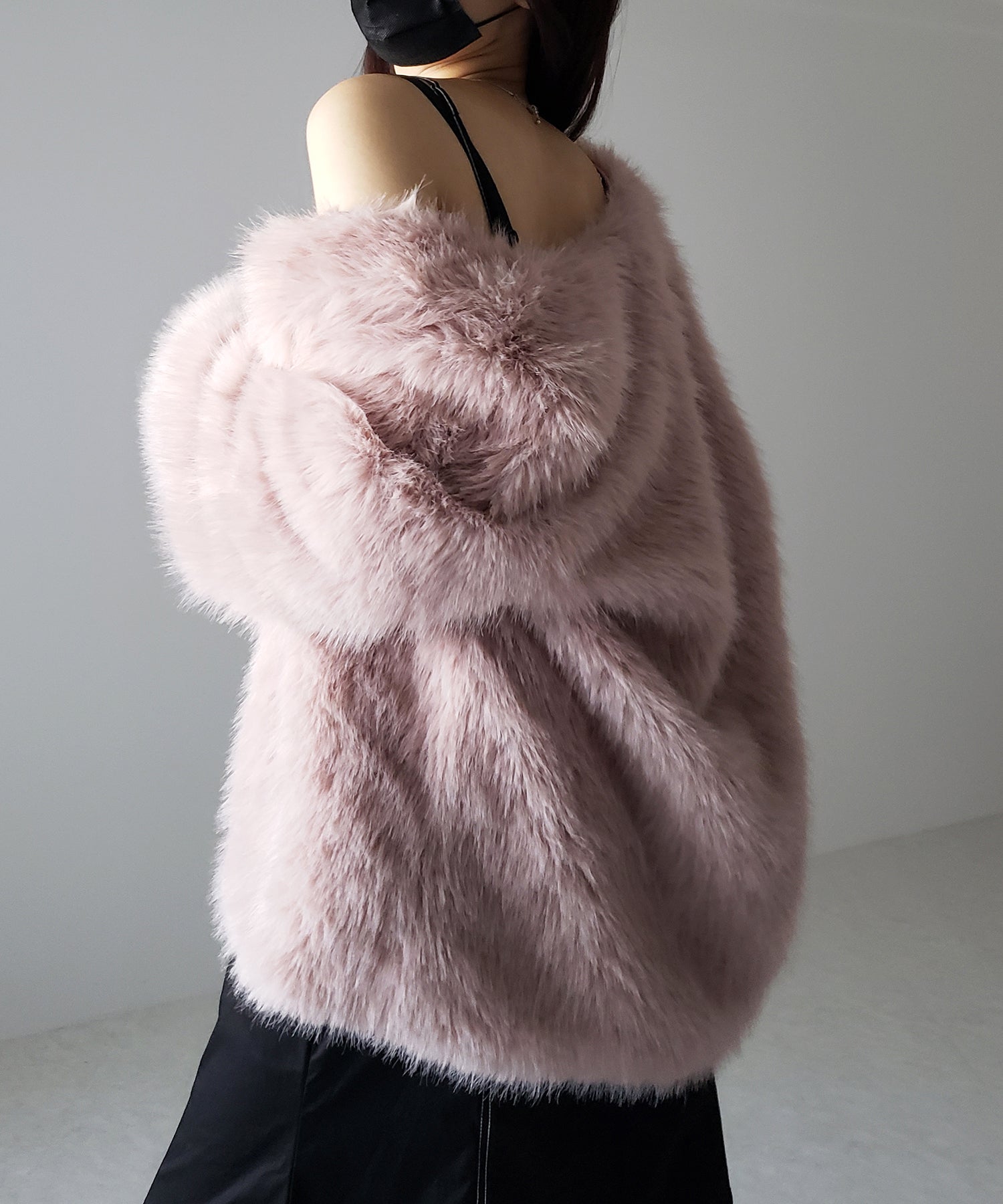 ノーカラーボリュームフェイクファーコート