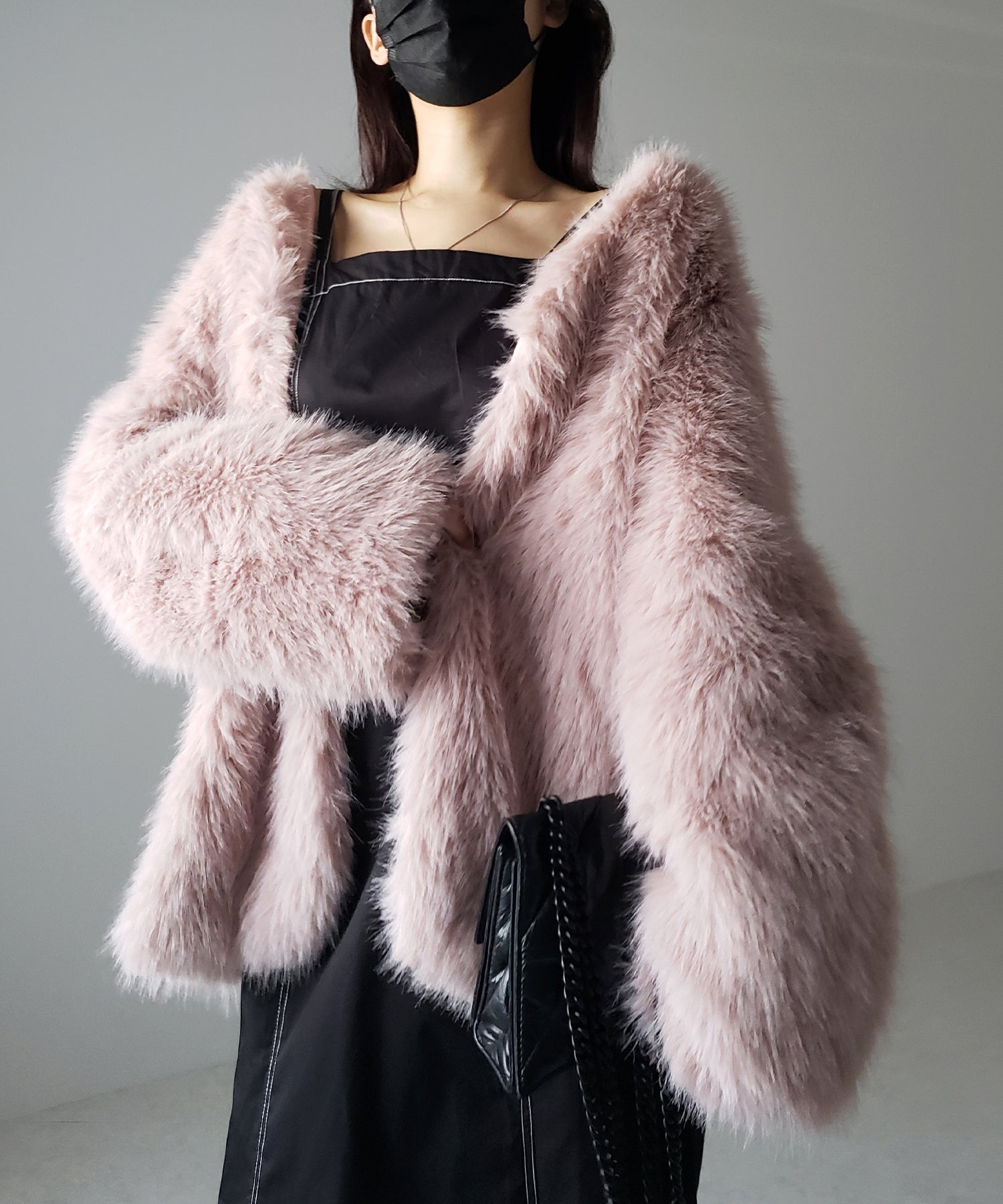 ノーカラーボリュームフェイクファーコート