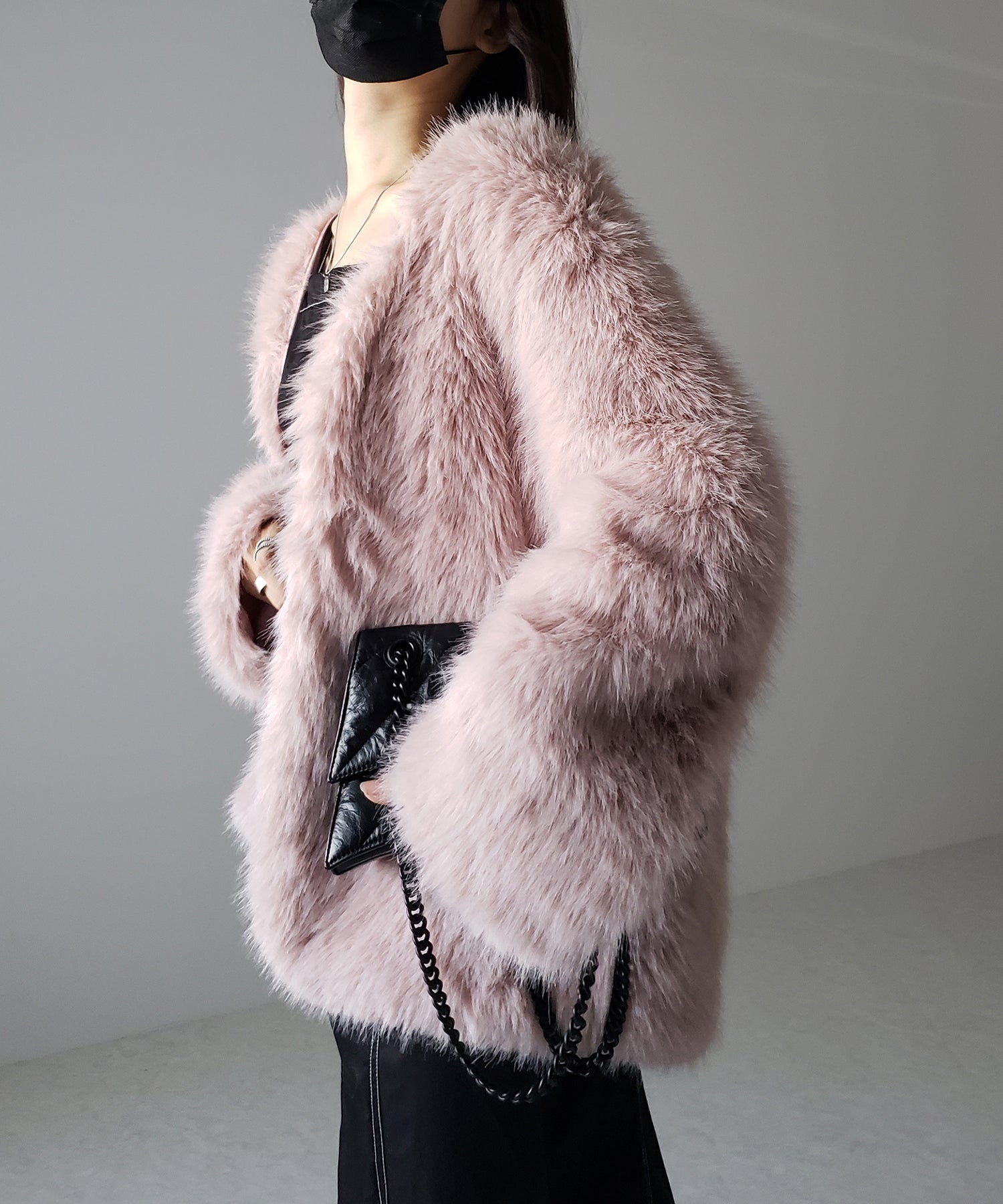 ノーカラーボリュームフェイクファーコート