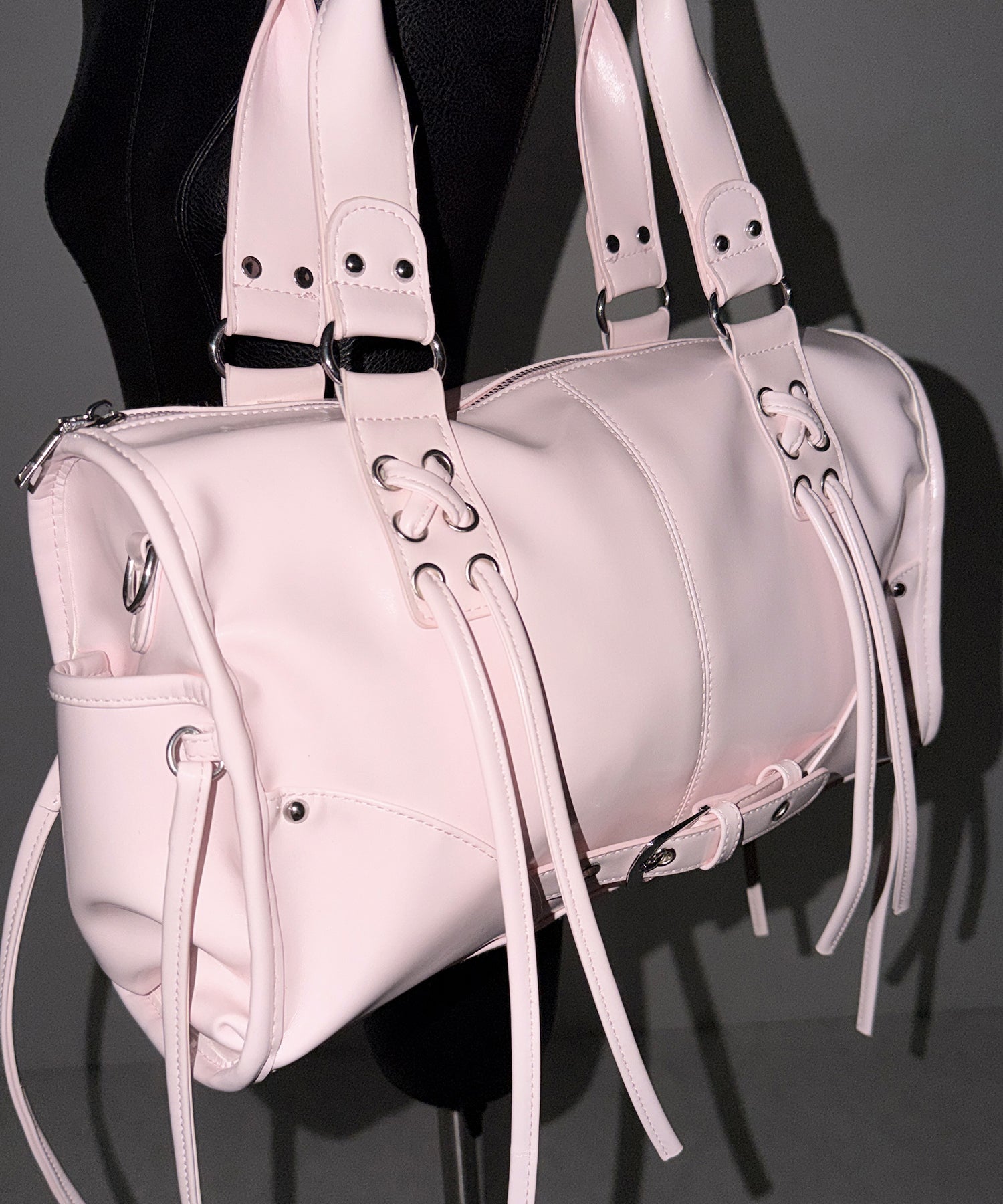 【 ショルダーストラップ付き2WAY 】レースアップベルテッドフリンジボストンショルダーバッグ/lace up belted fringe boston shoulder bag