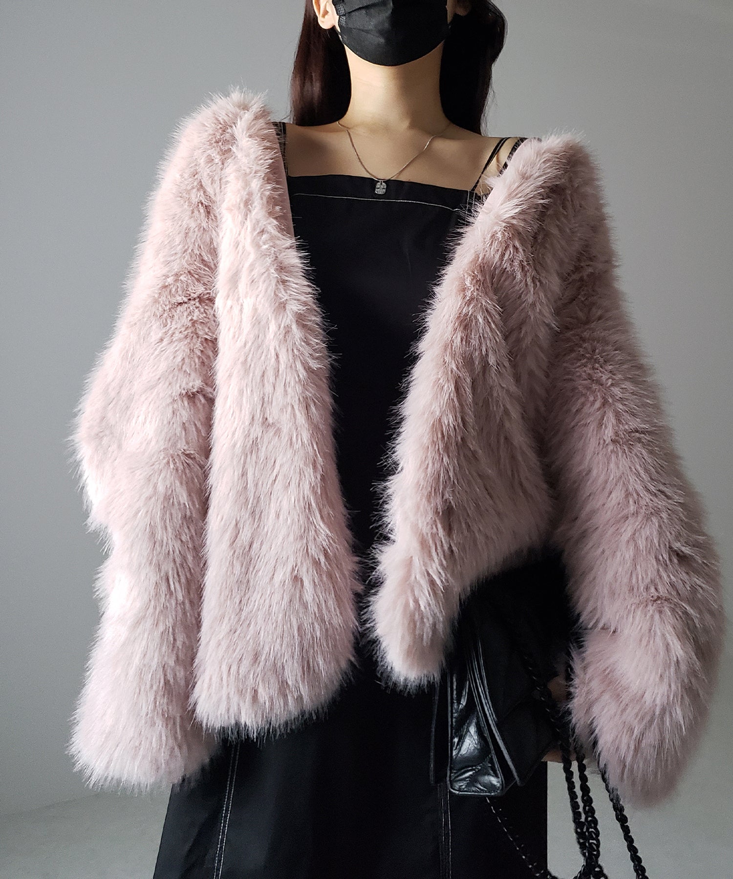 ノーカラーボリュームフェイクファーコート