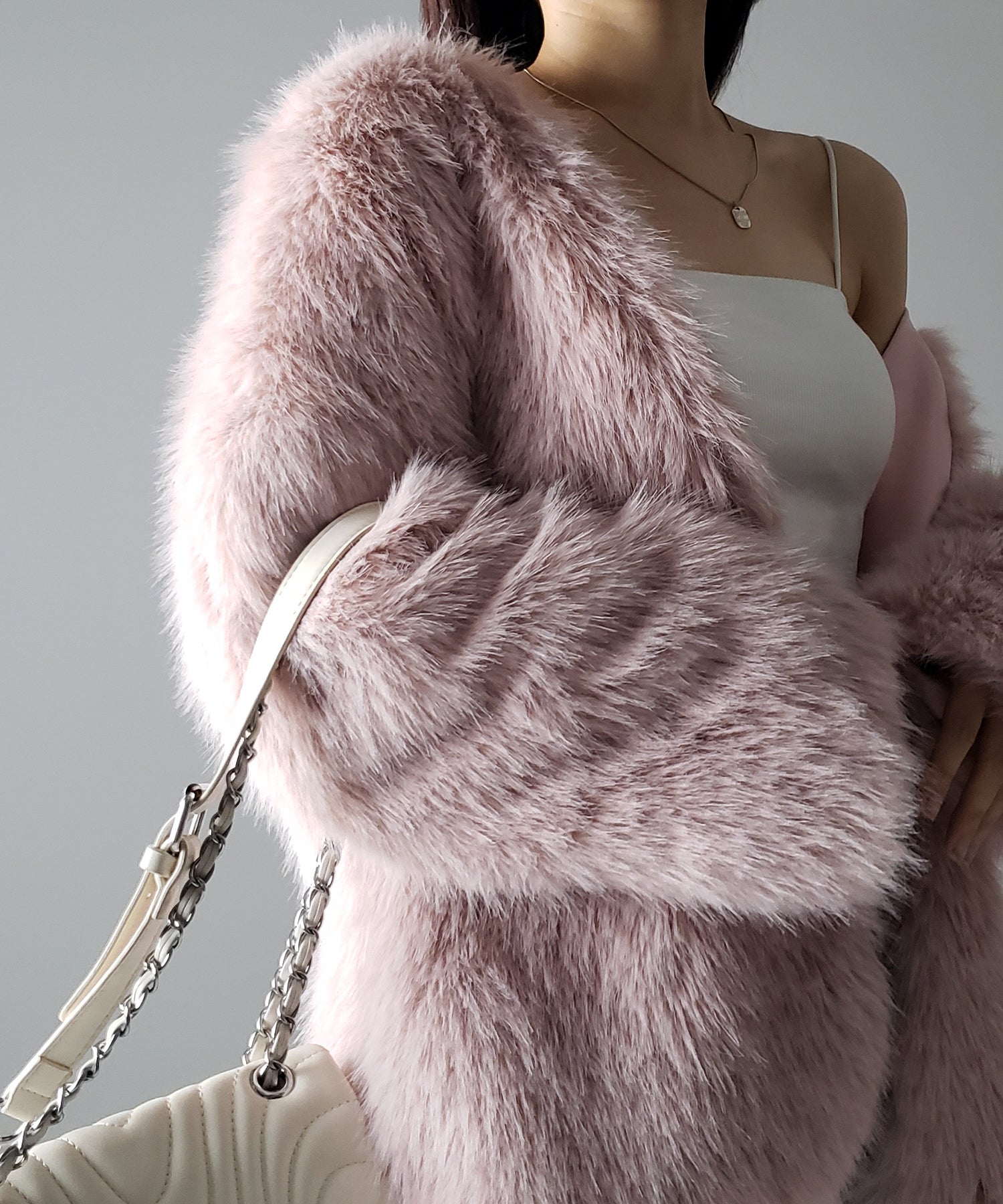 ノーカラーボリュームフェイクファーコート