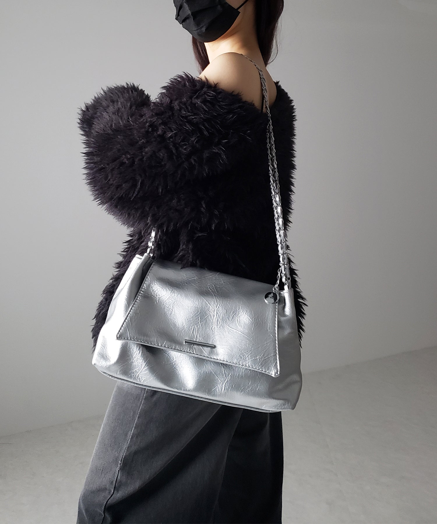 チェーンフェイクレザーフラップショルダーバッグ / chain fake leather flap shoulder bag