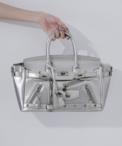 【 ショルダーストラップ付き2WAY 】ベルテッドキーチャームフラップスクエアハンドバッグ / ( 2WAY ) belted key charm flap square handbag