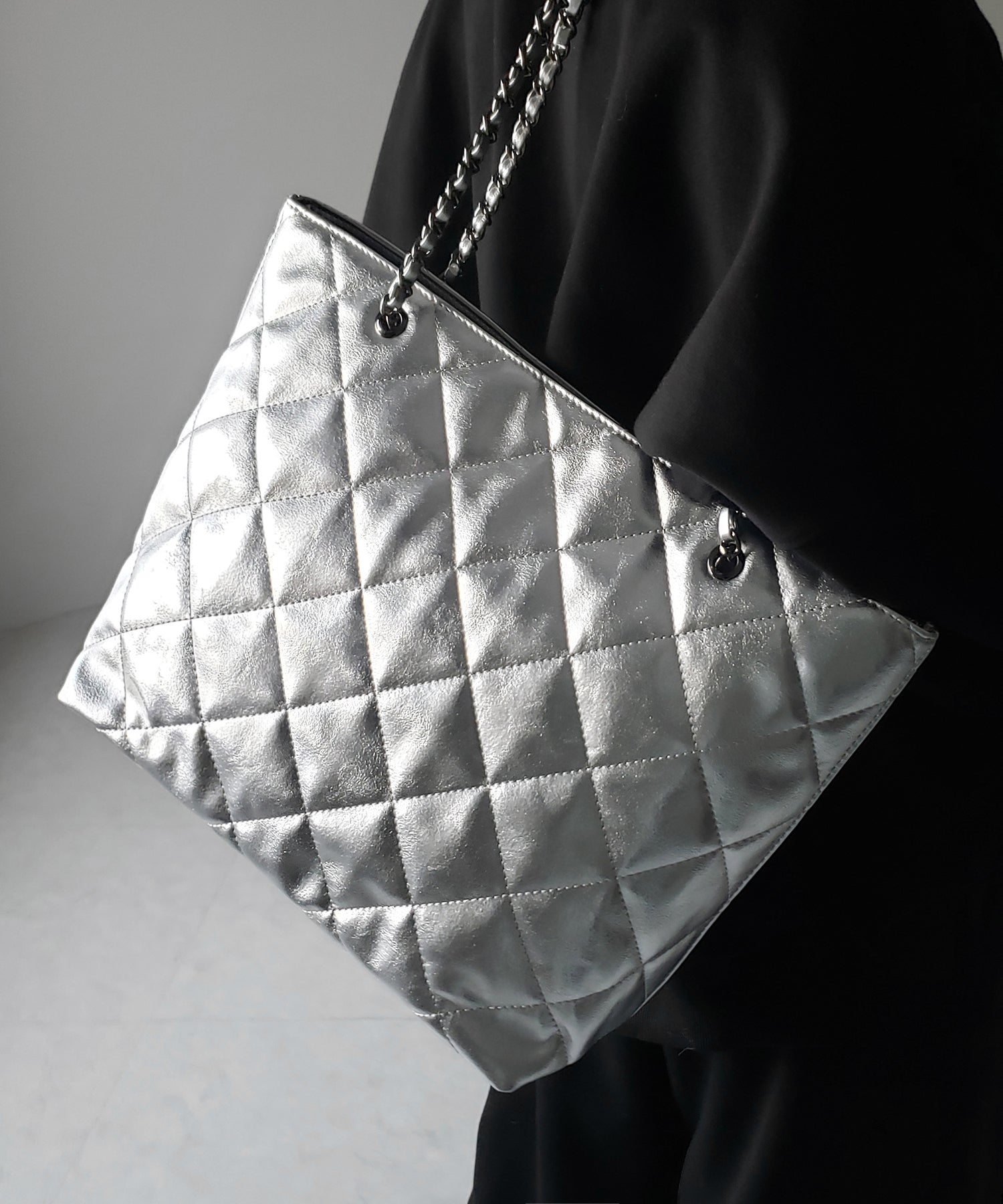 【 A4収納可 】キルティングチェーンスクエアトートショルダーバッグ / quilting chain square tote shoulder bag