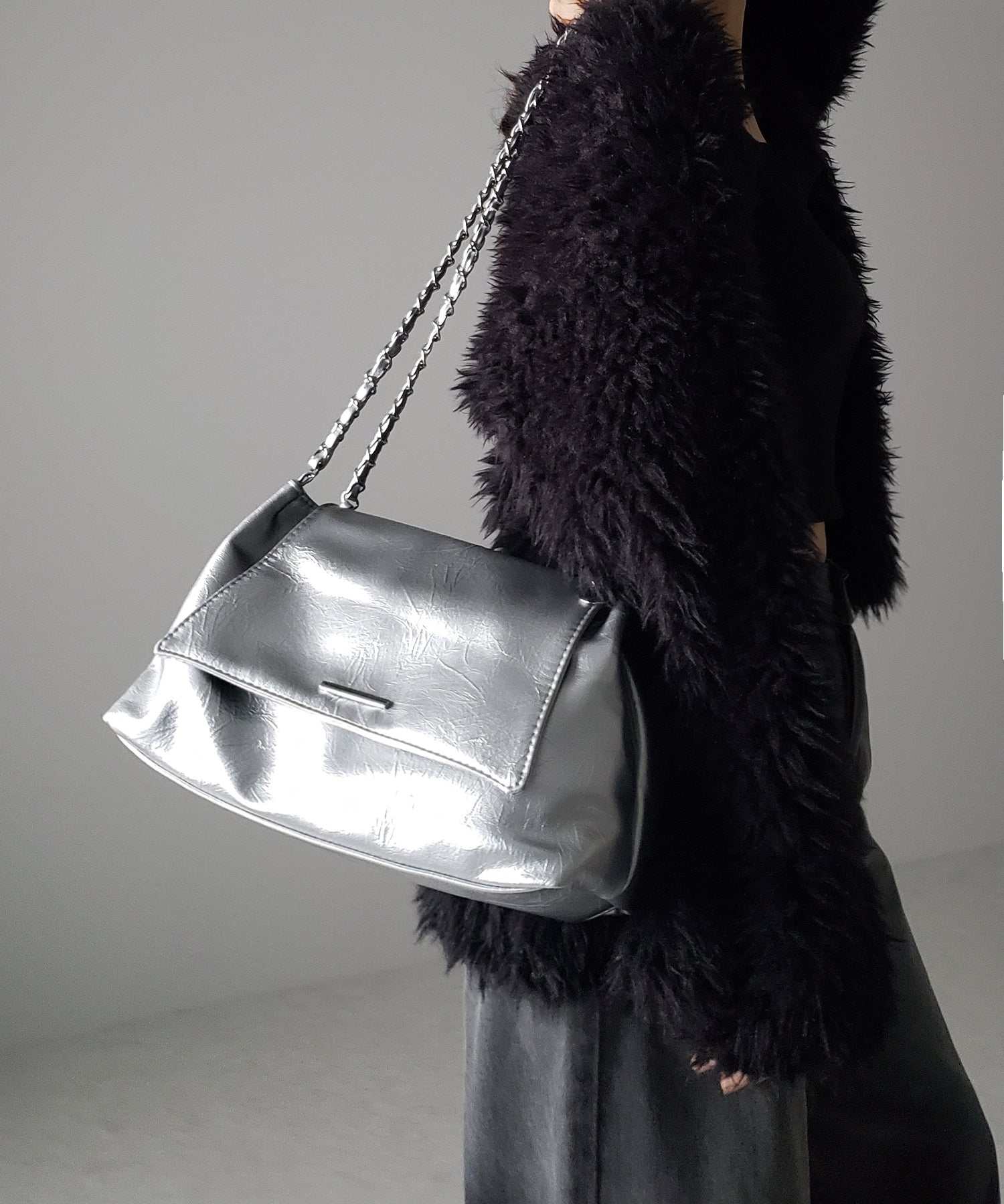 チェーンフェイクレザーフラップショルダーバッグ / chain fake leather flap shoulder bag