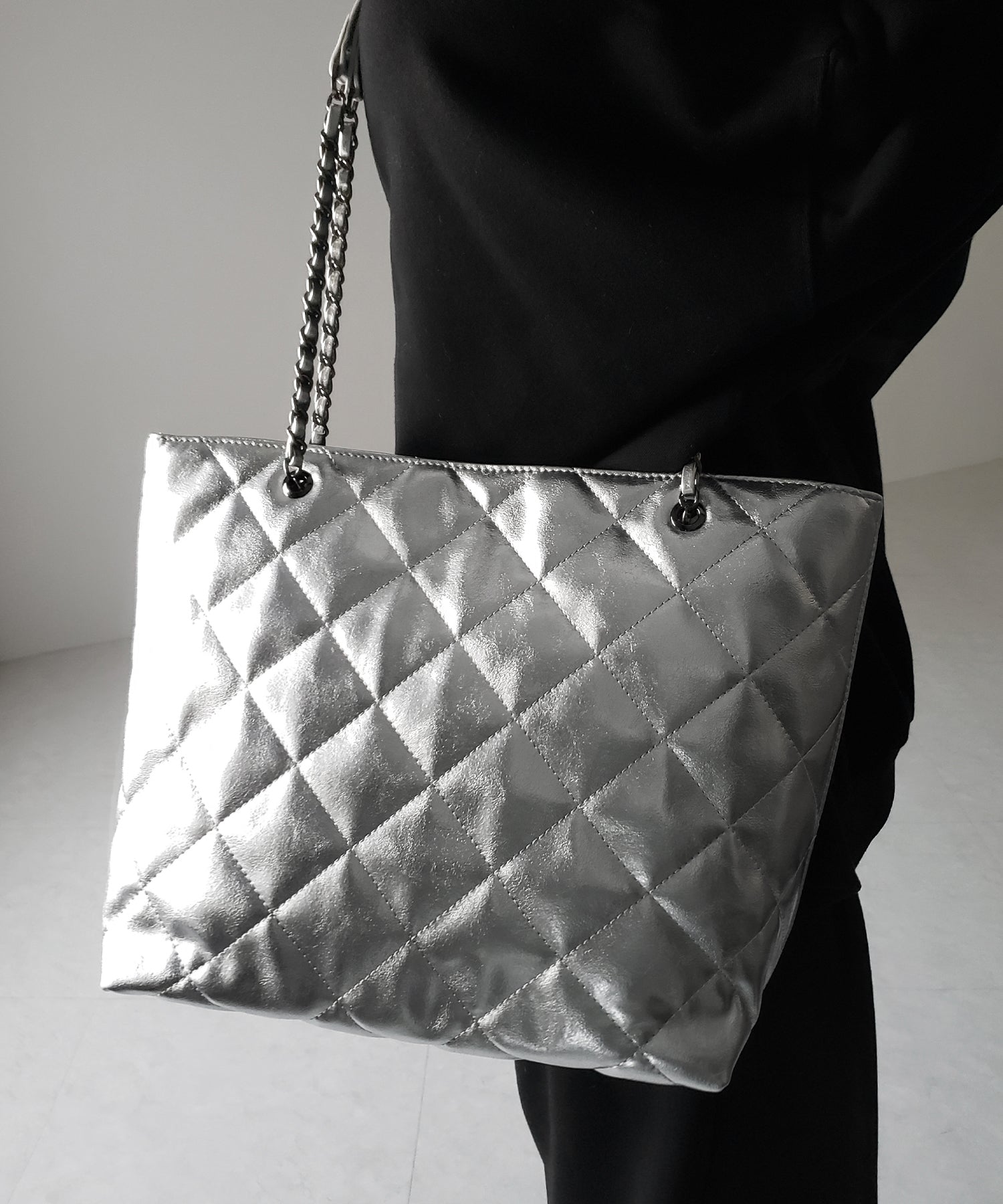 【 A4収納可 】キルティングチェーンスクエアトートショルダーバッグ / quilting chain square tote shoulder bag