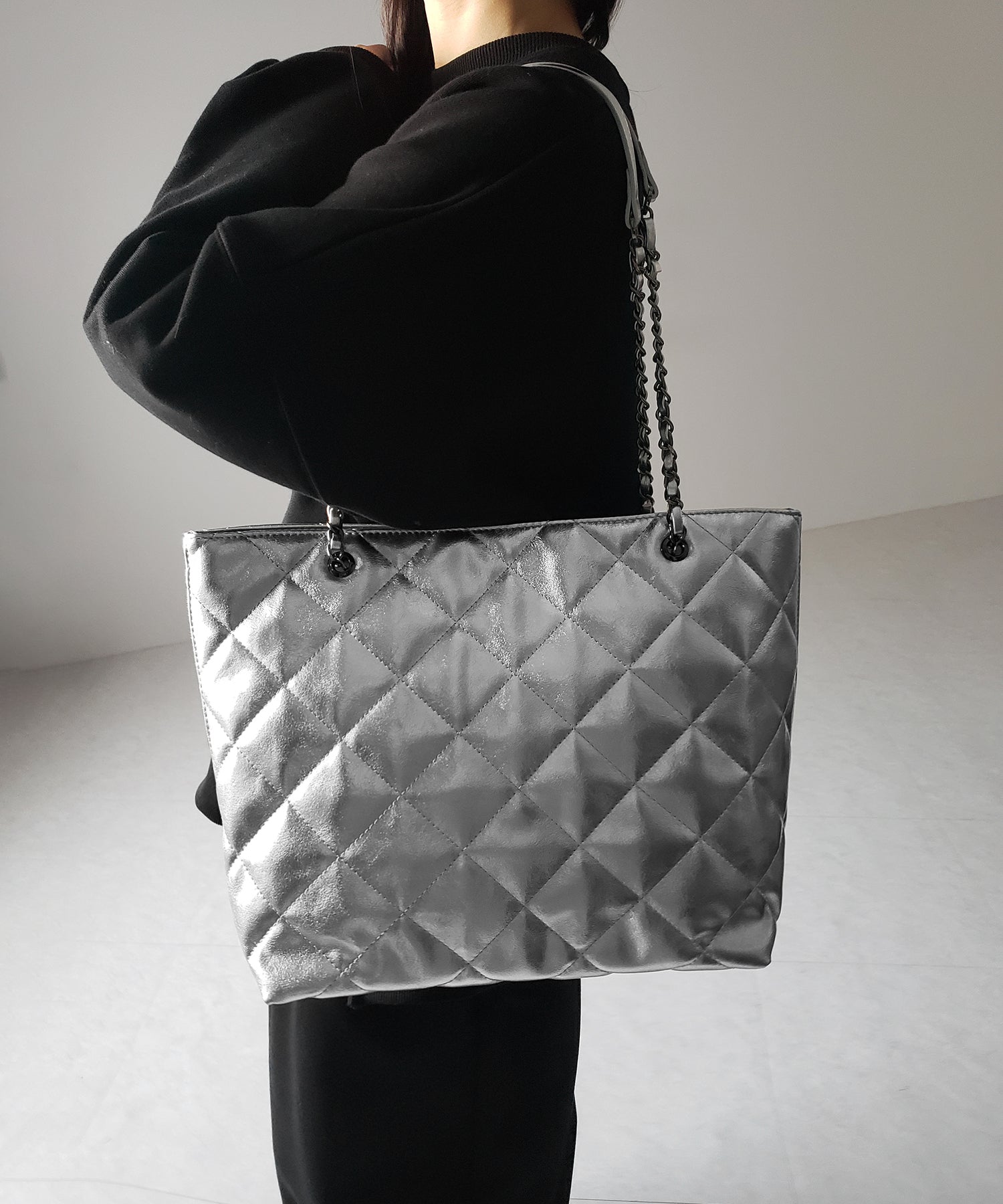 【 A4収納可 】キルティングチェーンスクエアトートショルダーバッグ / quilting chain square tote shoulder bag