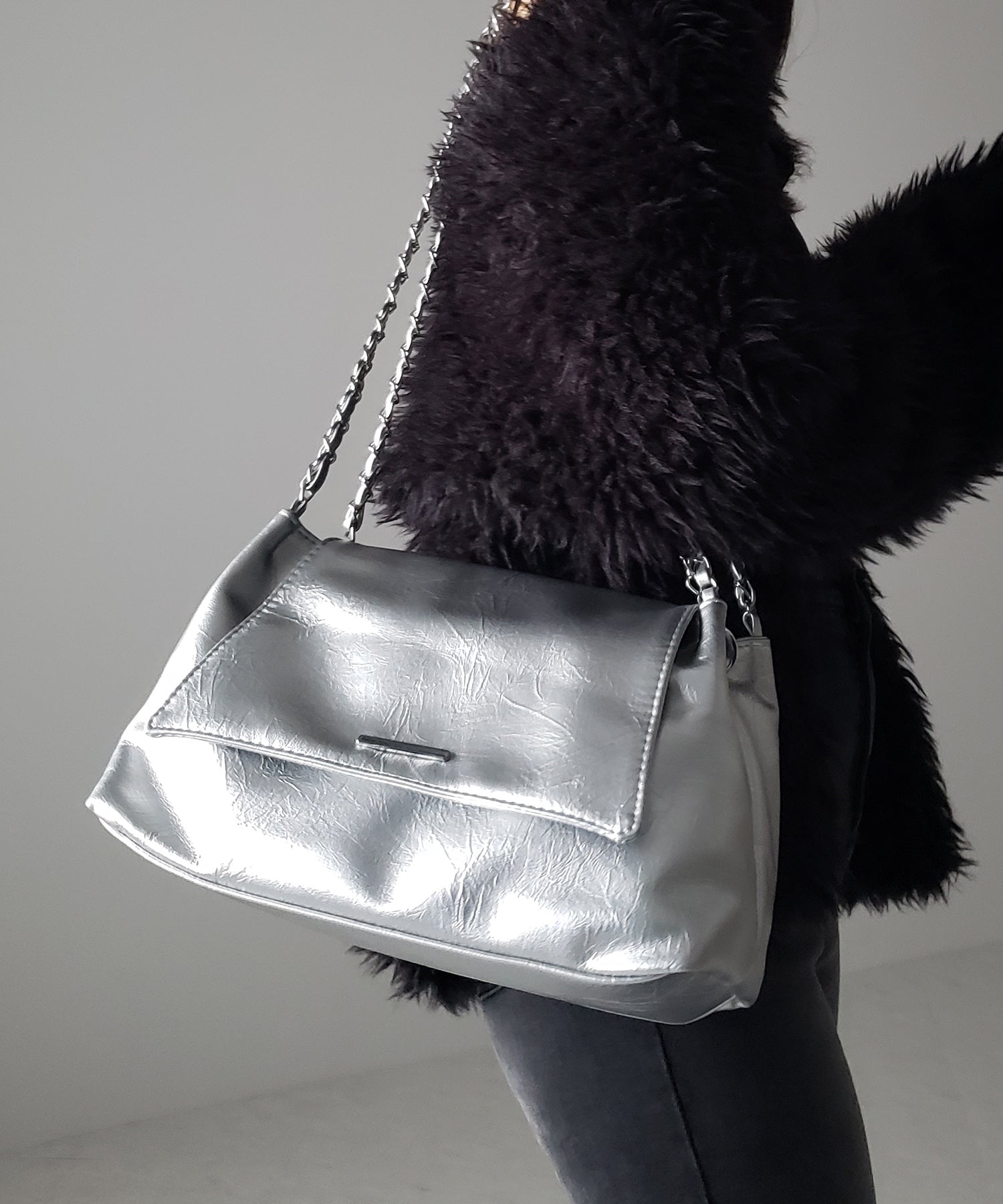チェーンフェイクレザーフラップショルダーバッグ / chain fake leather flap shoulder bag
