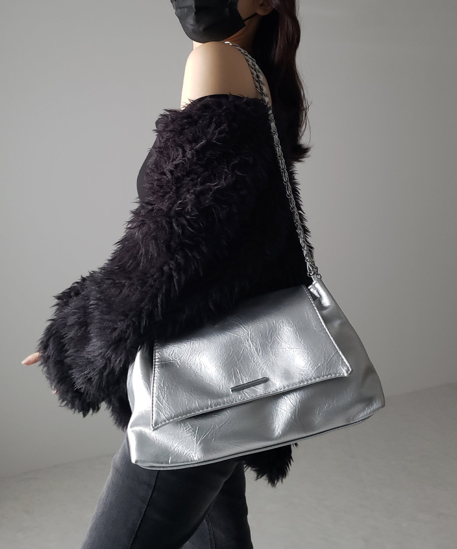 チェーンフェイクレザーフラップショルダーバッグ / chain fake leather flap shoulder bag