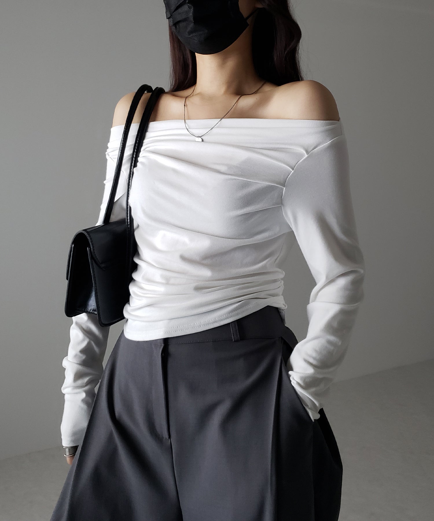 タックデザインドレープオフショルダートップス