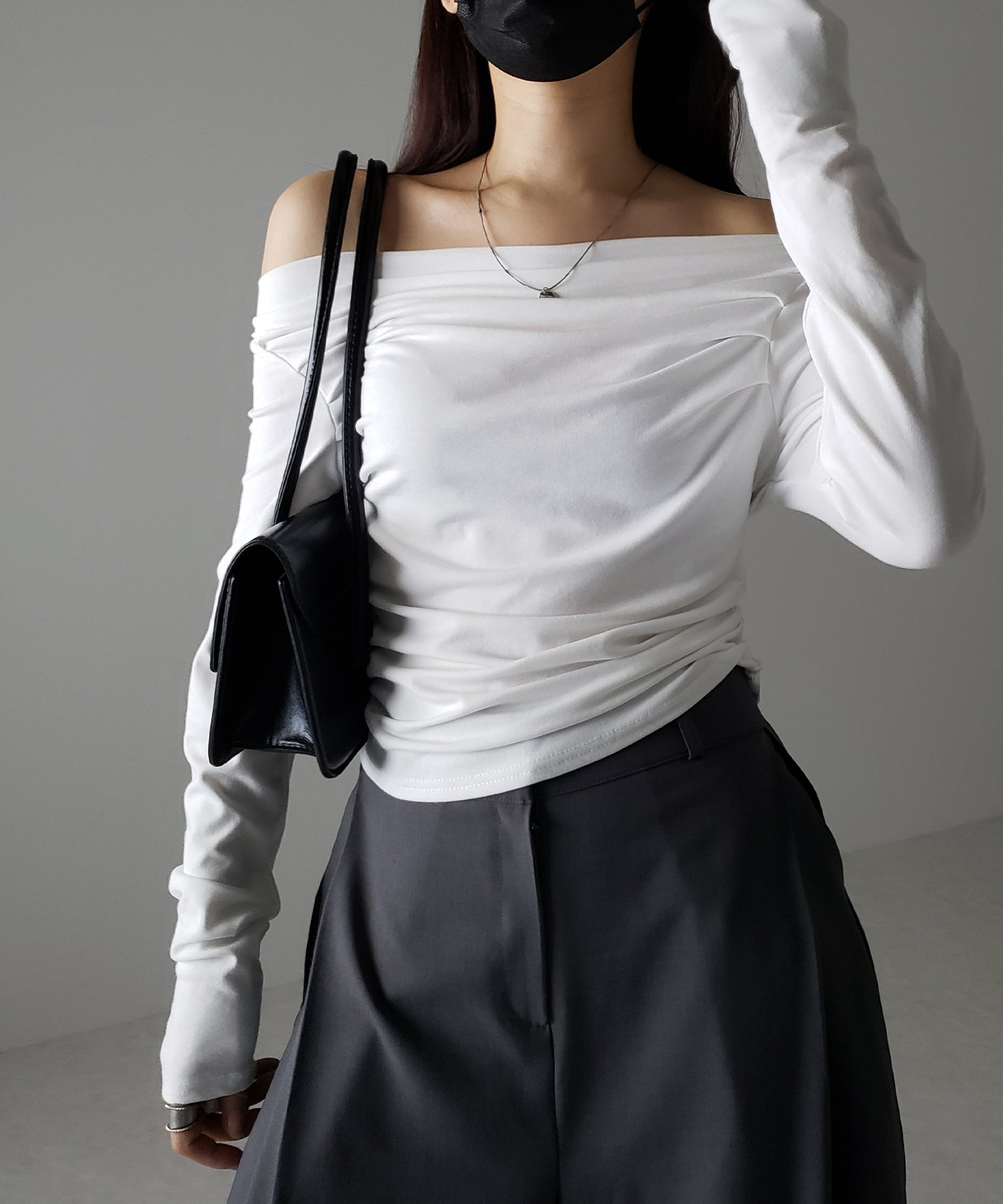 タックデザインドレープオフショルダートップス