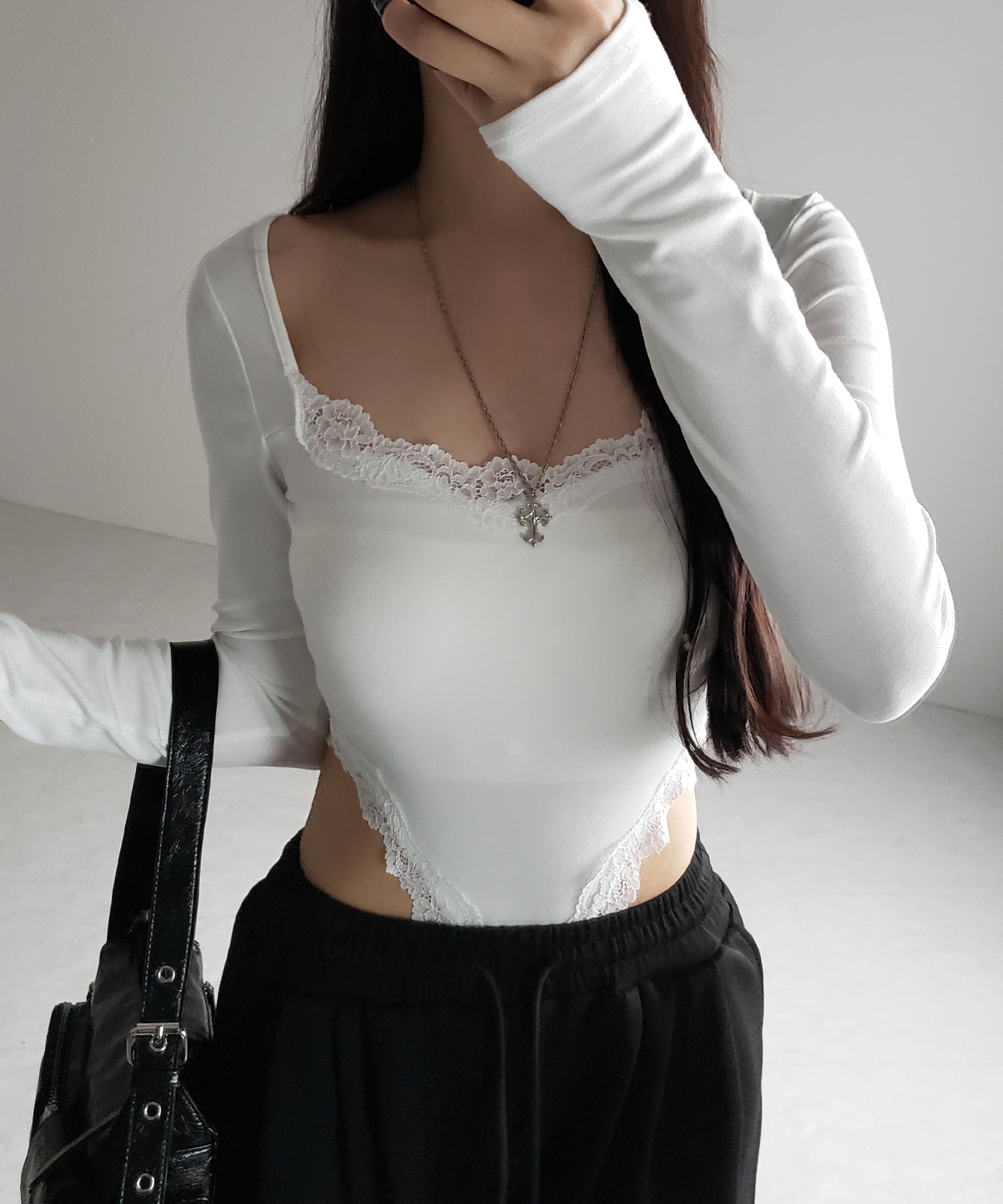 カットアウトレースポイントボディスーツトップス /cutout lace point bodysuit tops