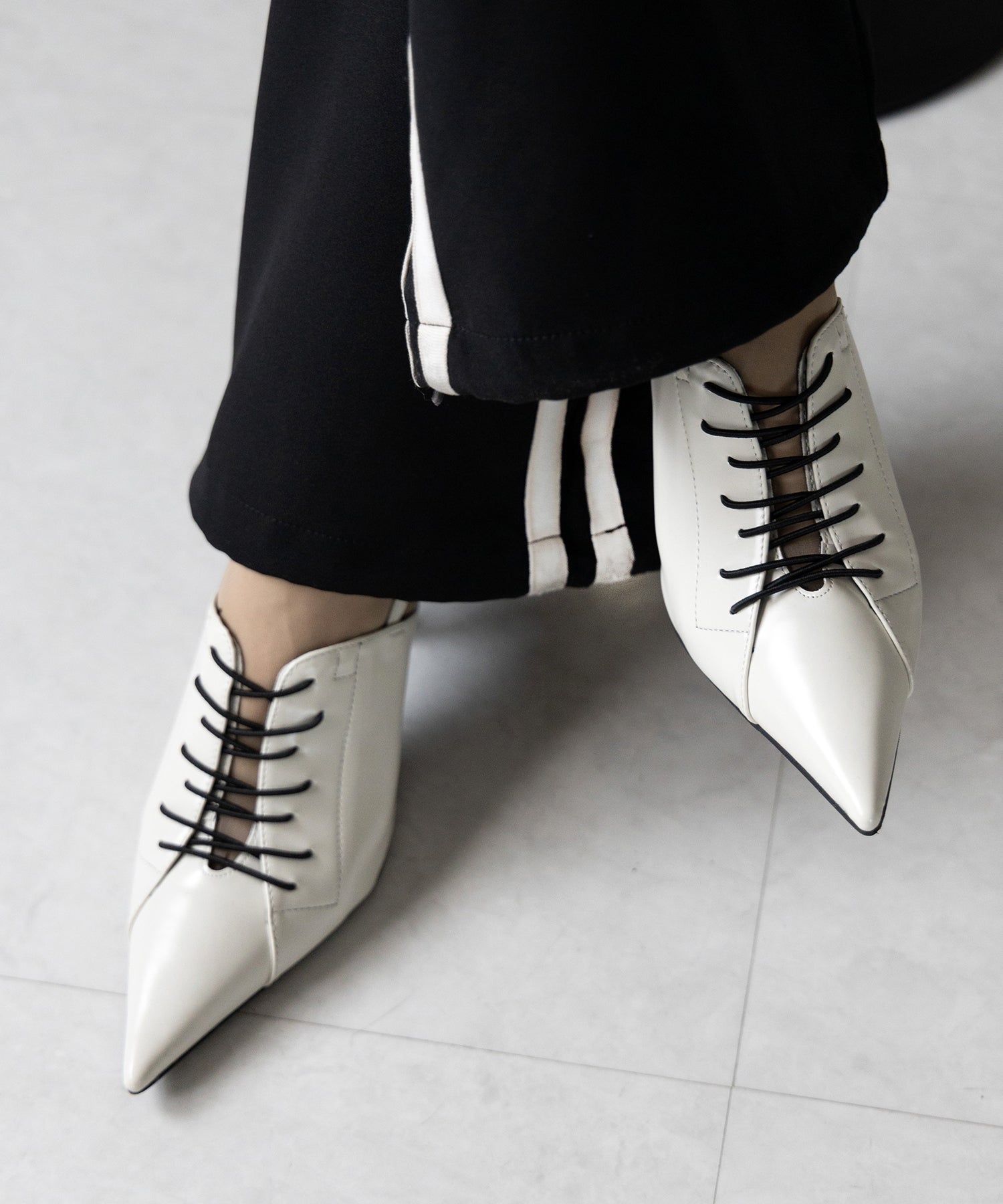 ポインテッドトゥレースアップスニーカーミュール / pointed toe lace up sneaker mules