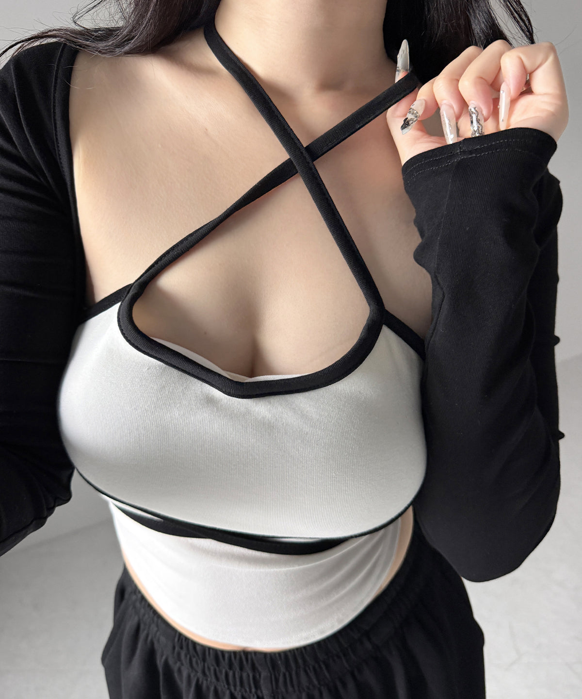 【2点セット 】2WAY クロスストラップショートカーディガン+ ホルターリボンバイカラーキャミSET / 2WAY cross strap short cardigan + halter ribbon bicolor camisole SET