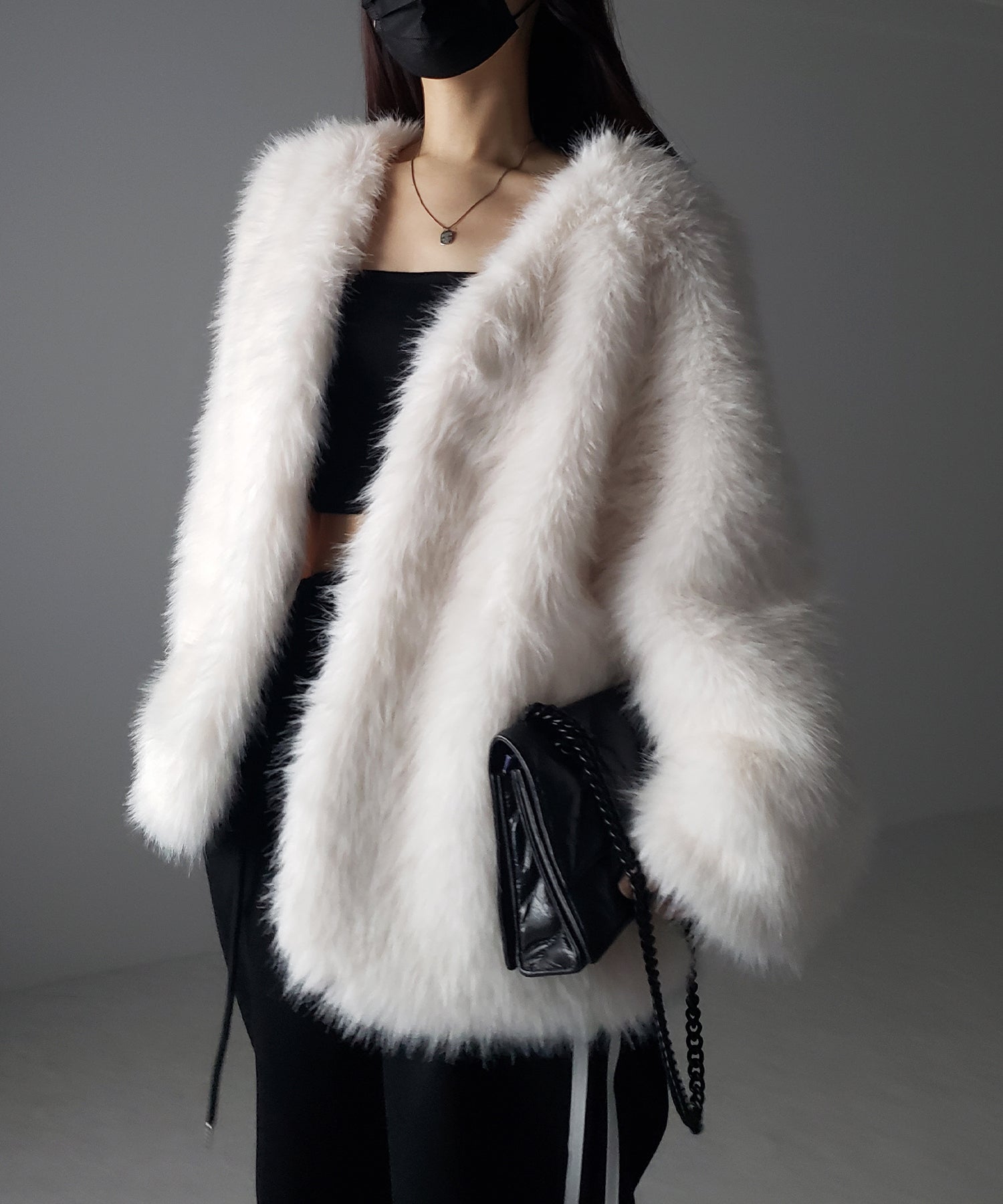 ノーカラーボリュームフェイクファーコート