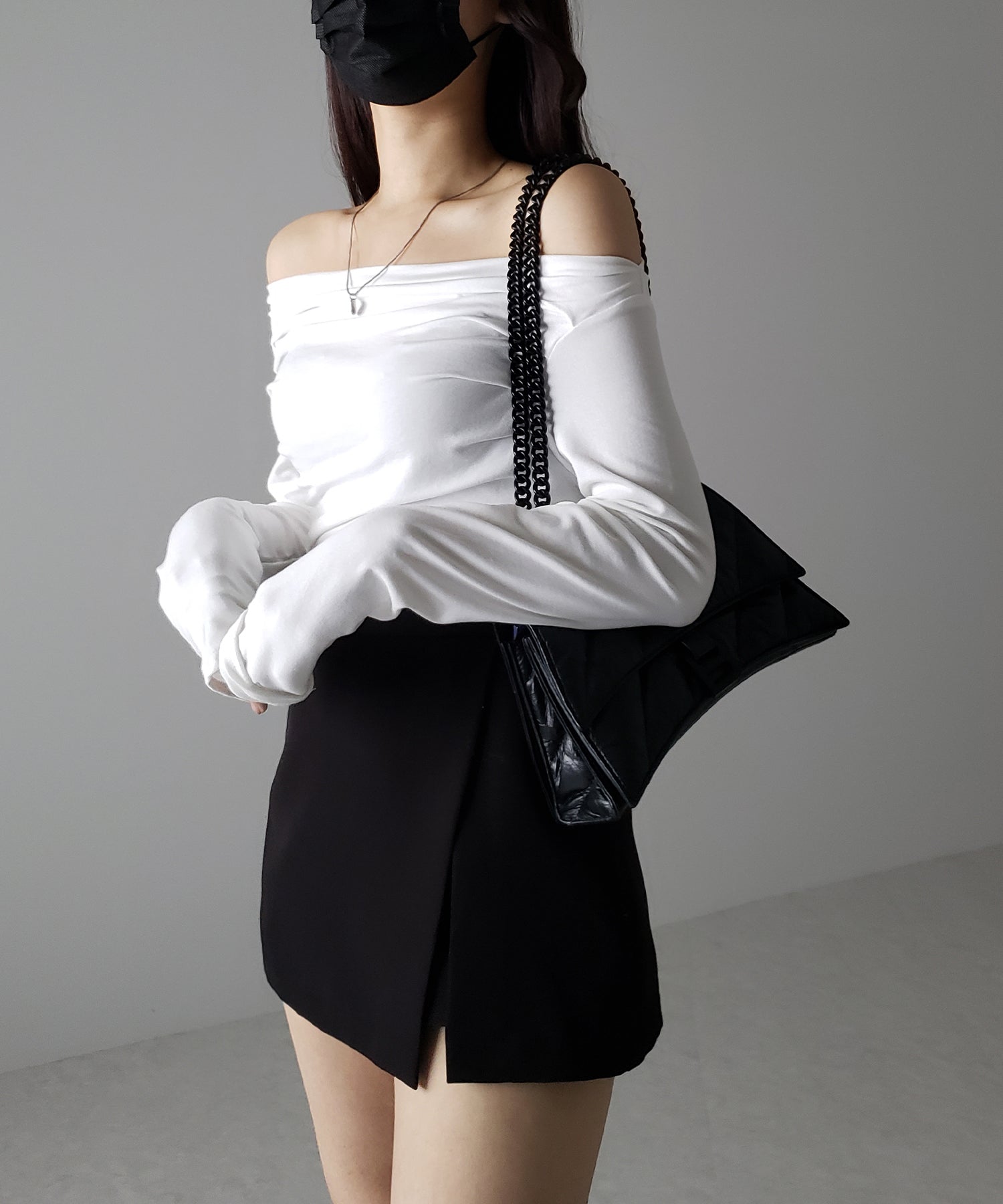 タックデザインドレープオフショルダートップス