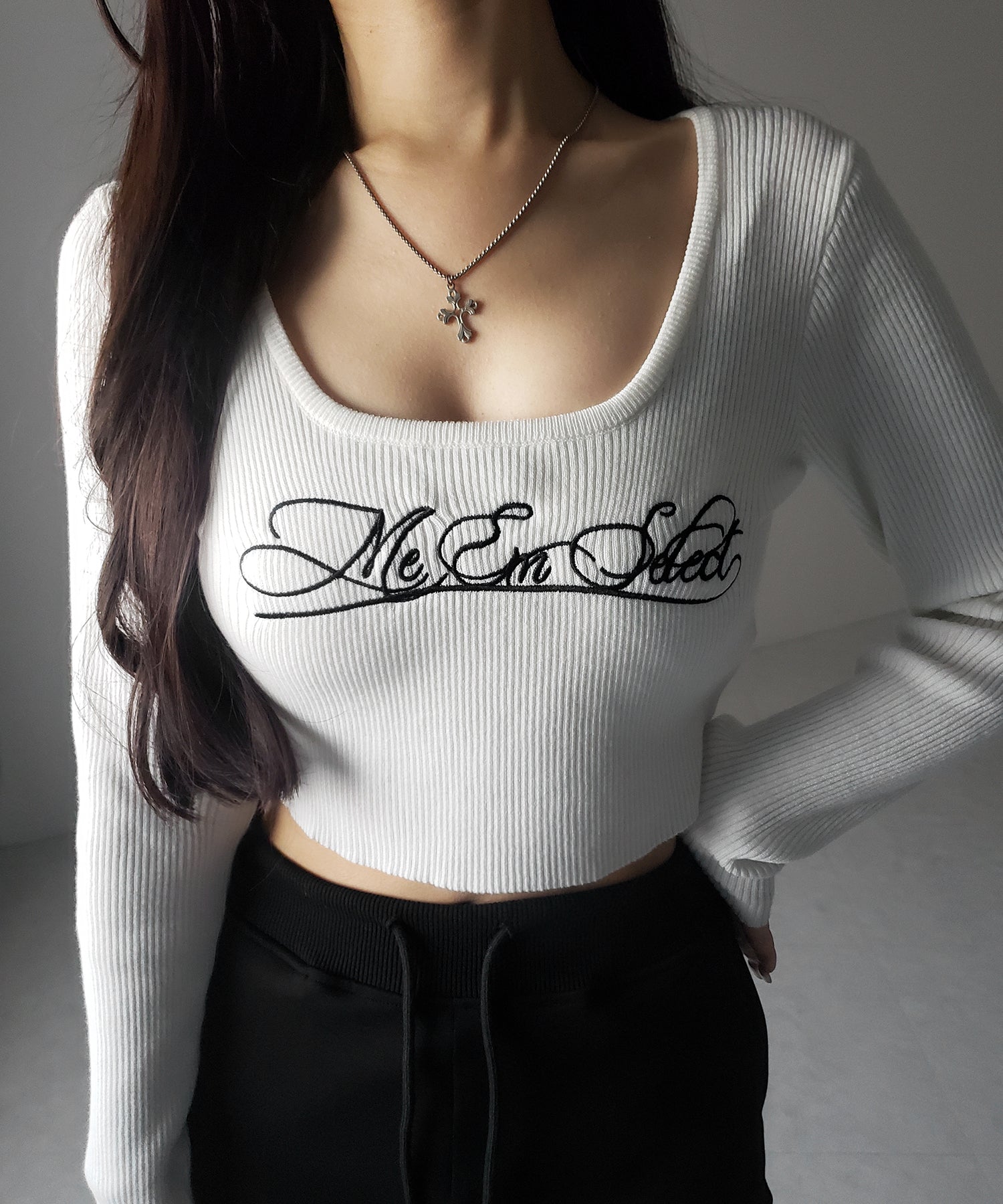 レタリングロゴ刺繍スクエアネックショートリブニットトップス / lettering logo embroidery square neck short rib knit tops