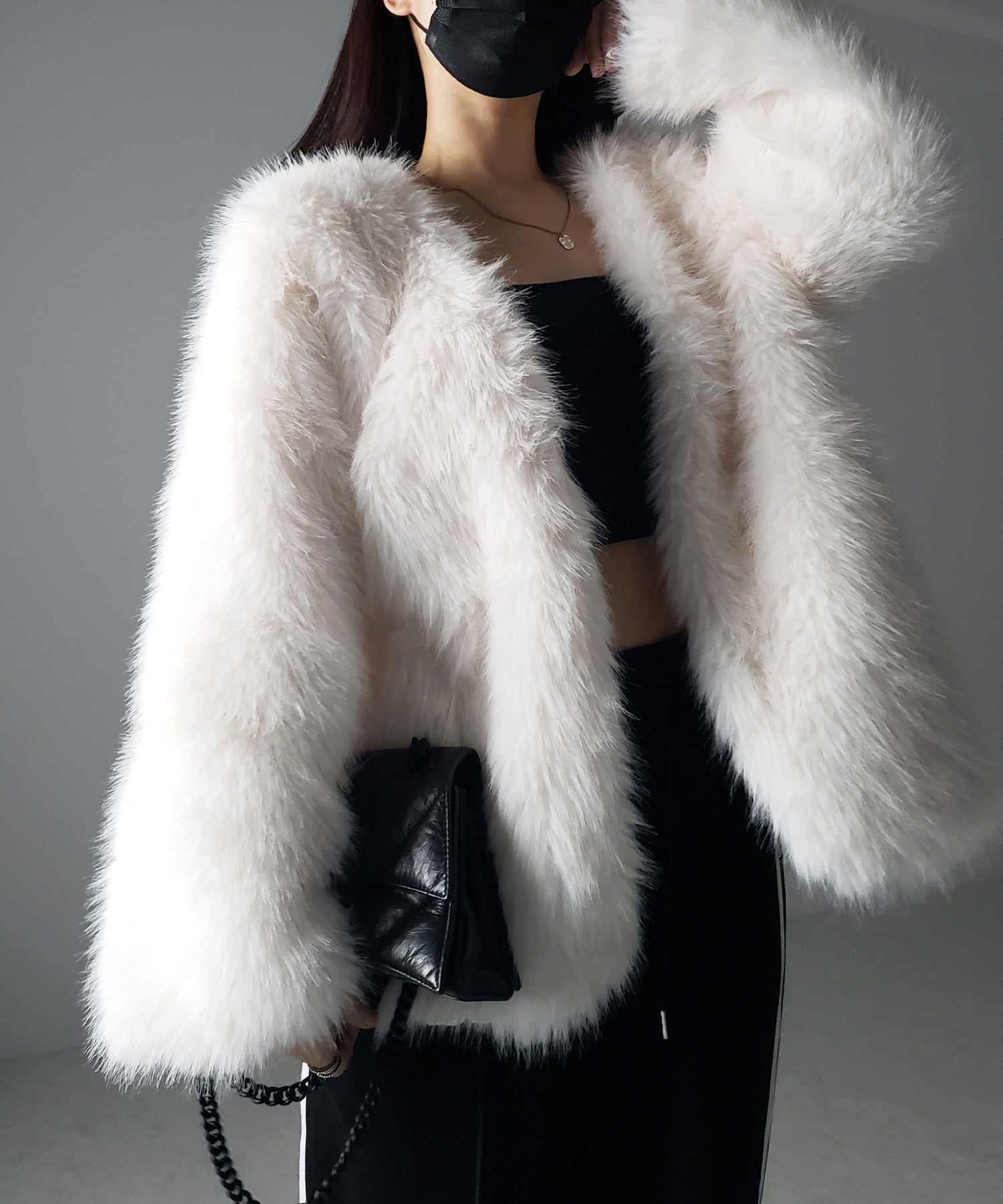 ノーカラーボリュームフェイクファーコート