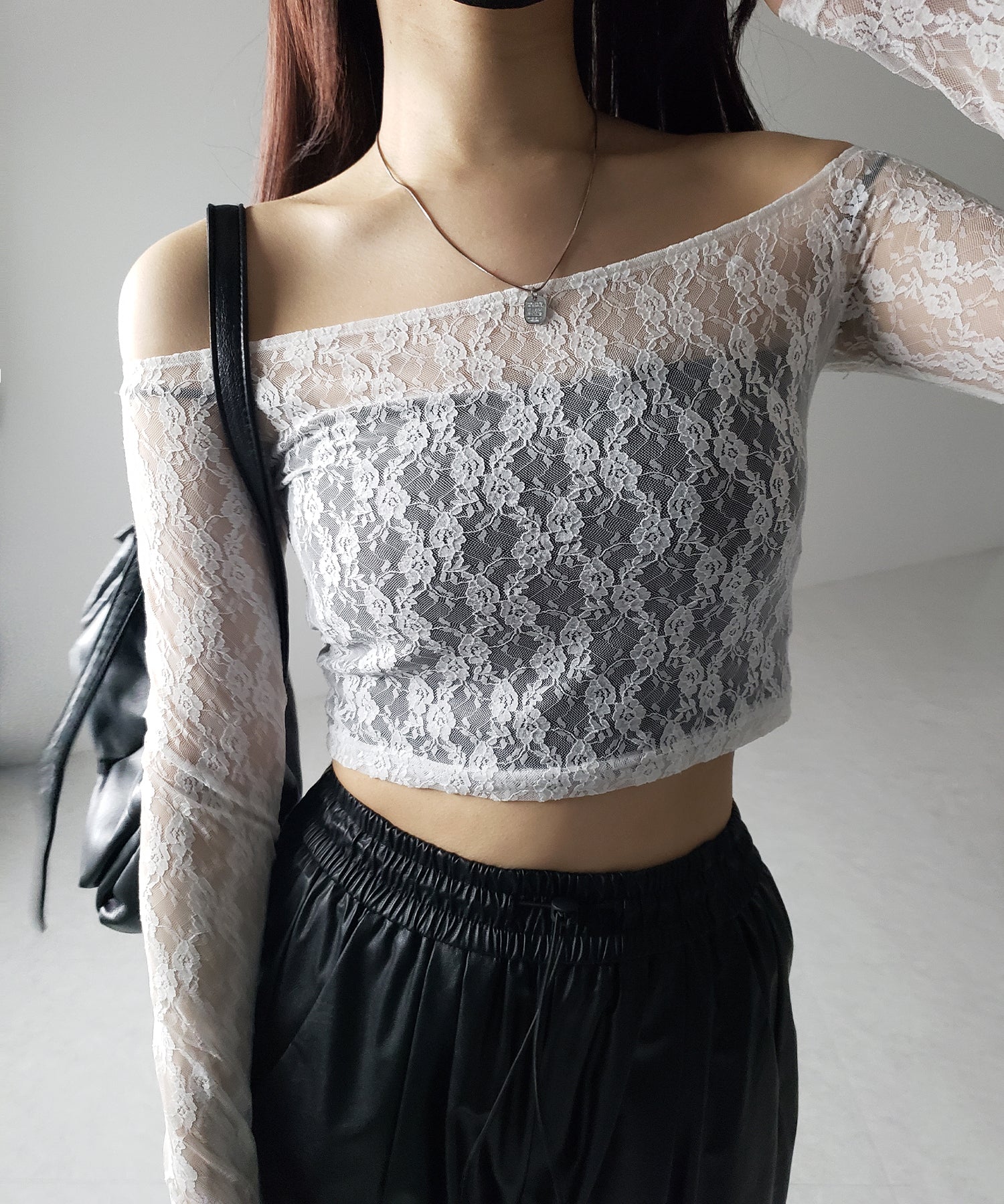 【 2color 】オフショルショートレーストップス / off-shoulder short lace tops