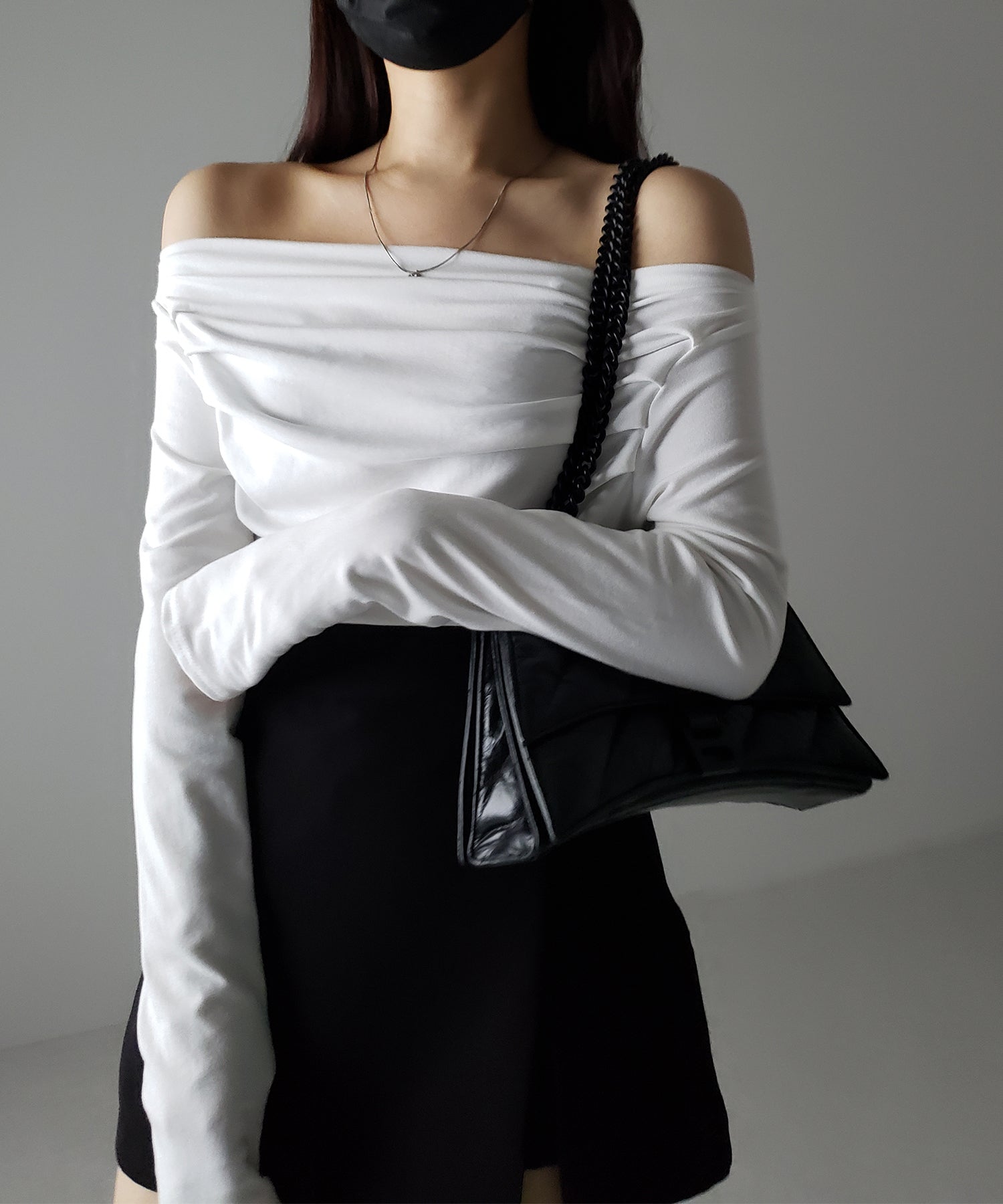 タックデザインドレープオフショルダートップス