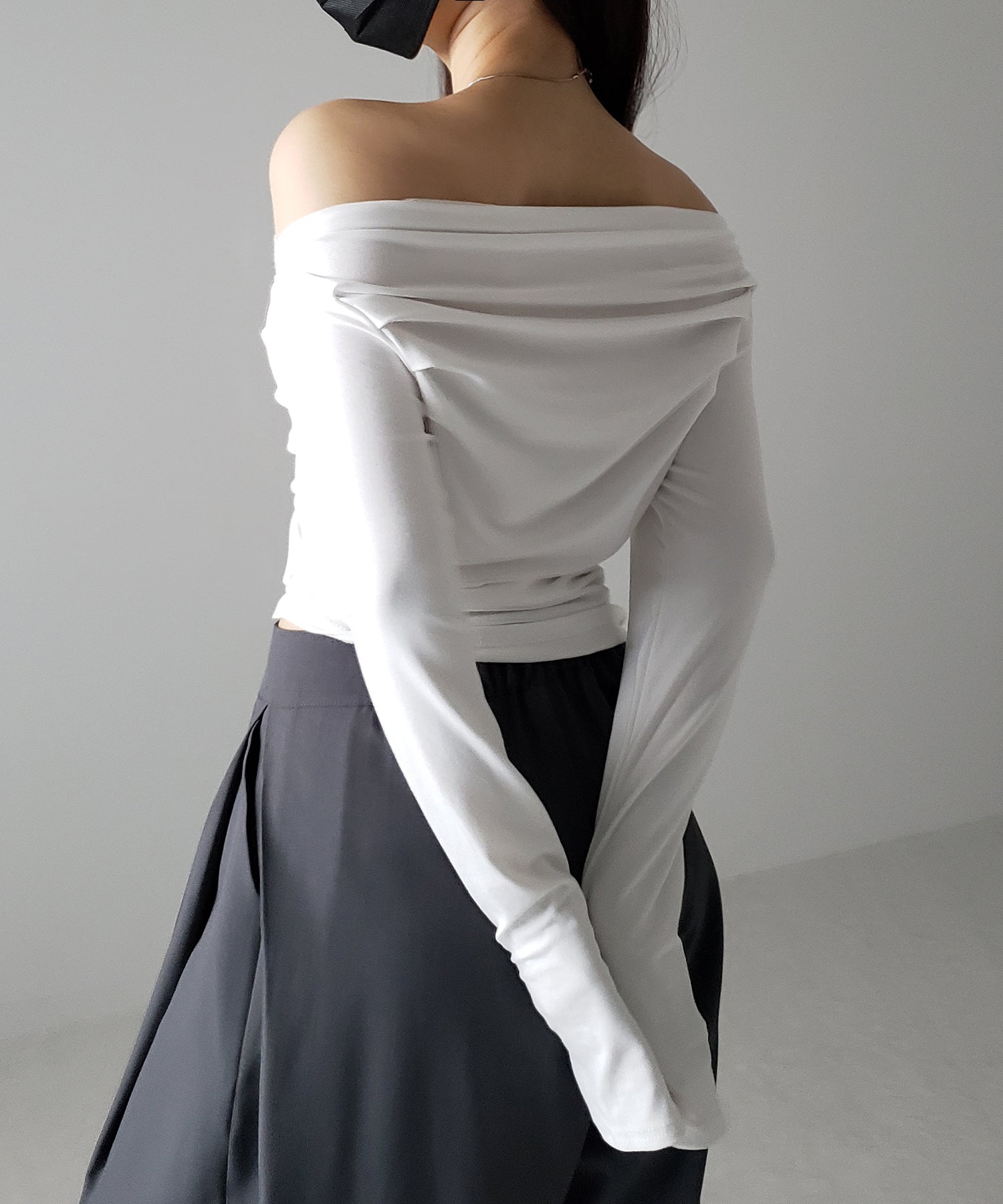 タックデザインドレープオフショルダートップス