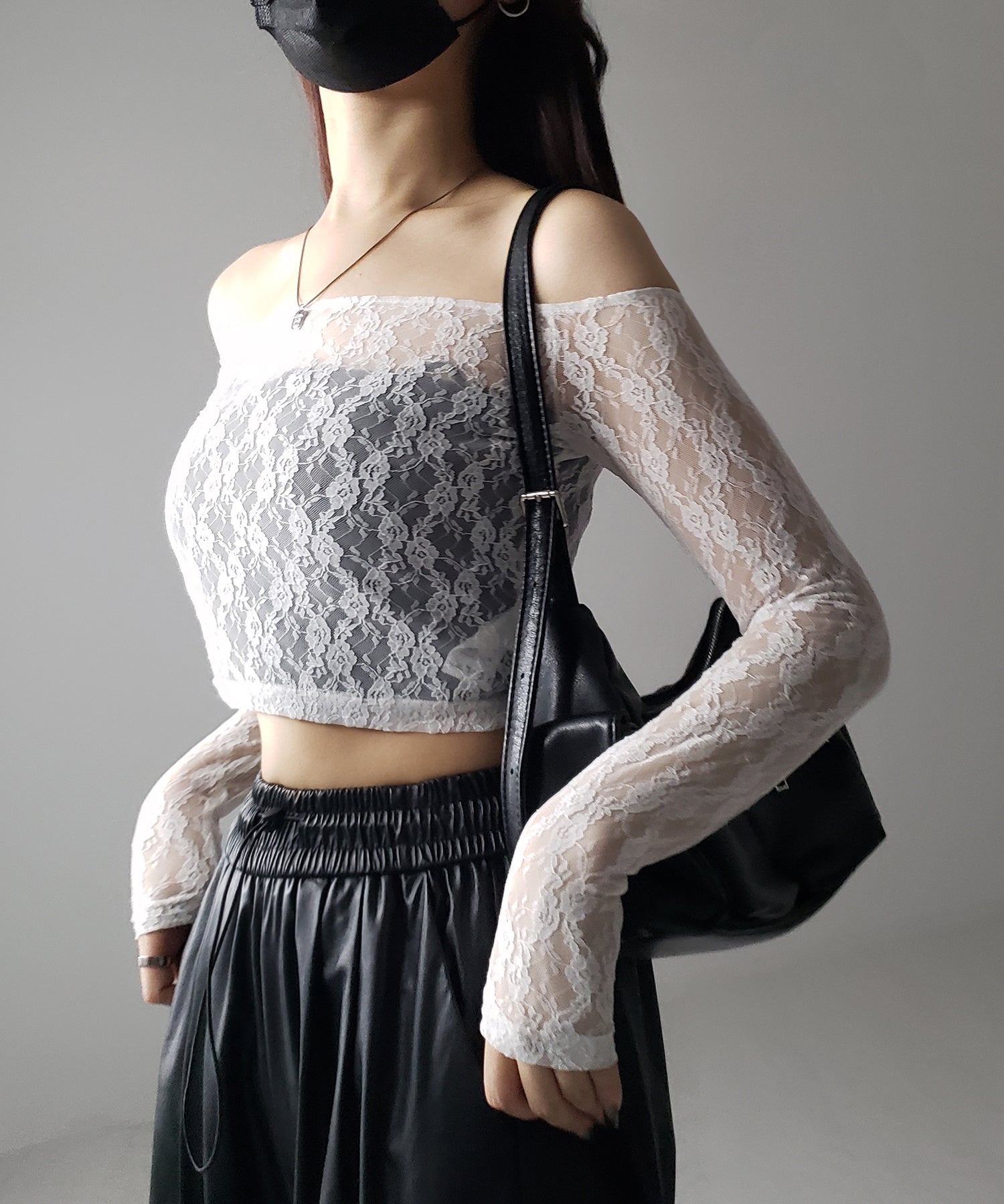 【 2color 】オフショルショートレーストップス / off-shoulder short lace tops