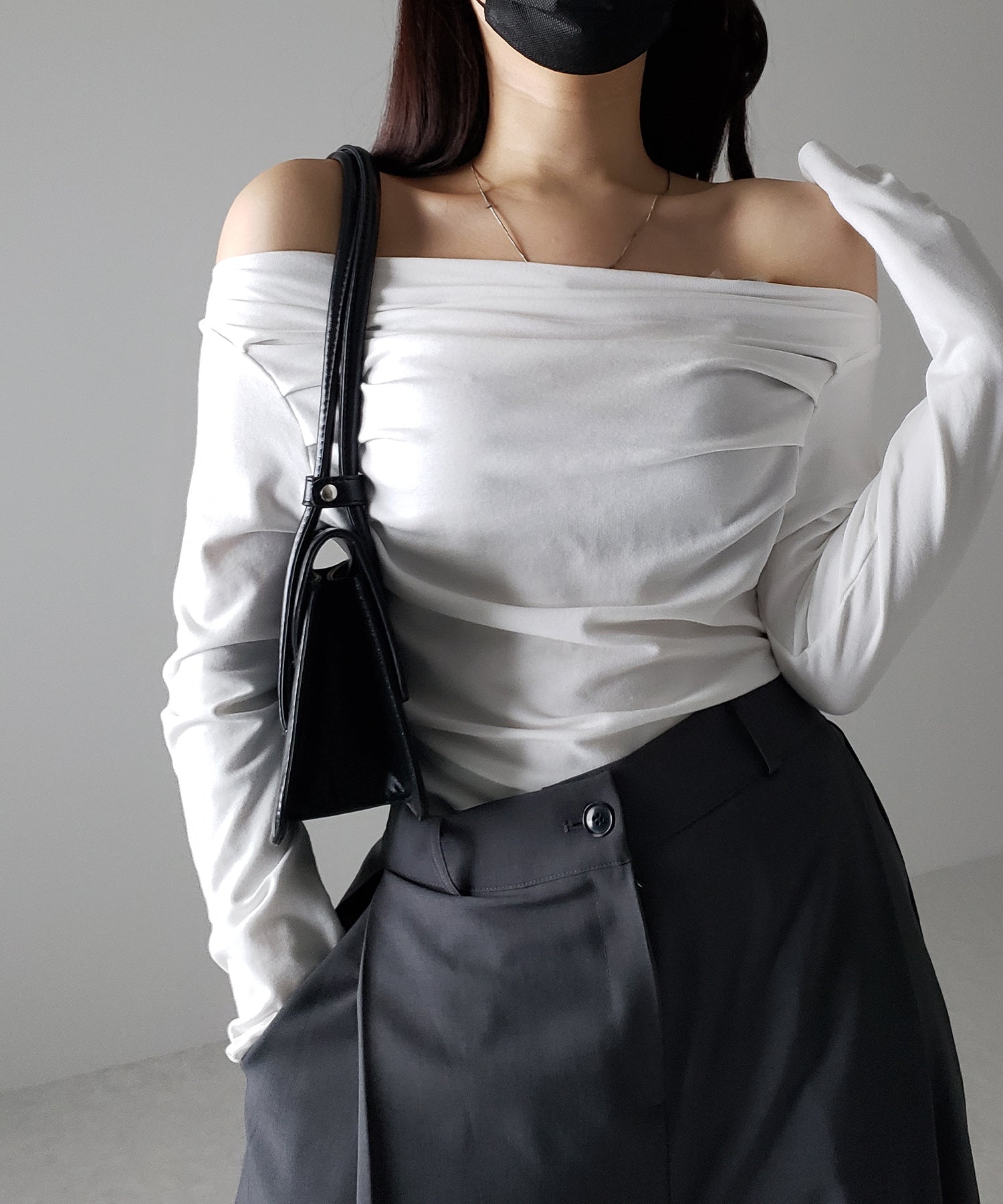 タックデザインドレープオフショルダートップス