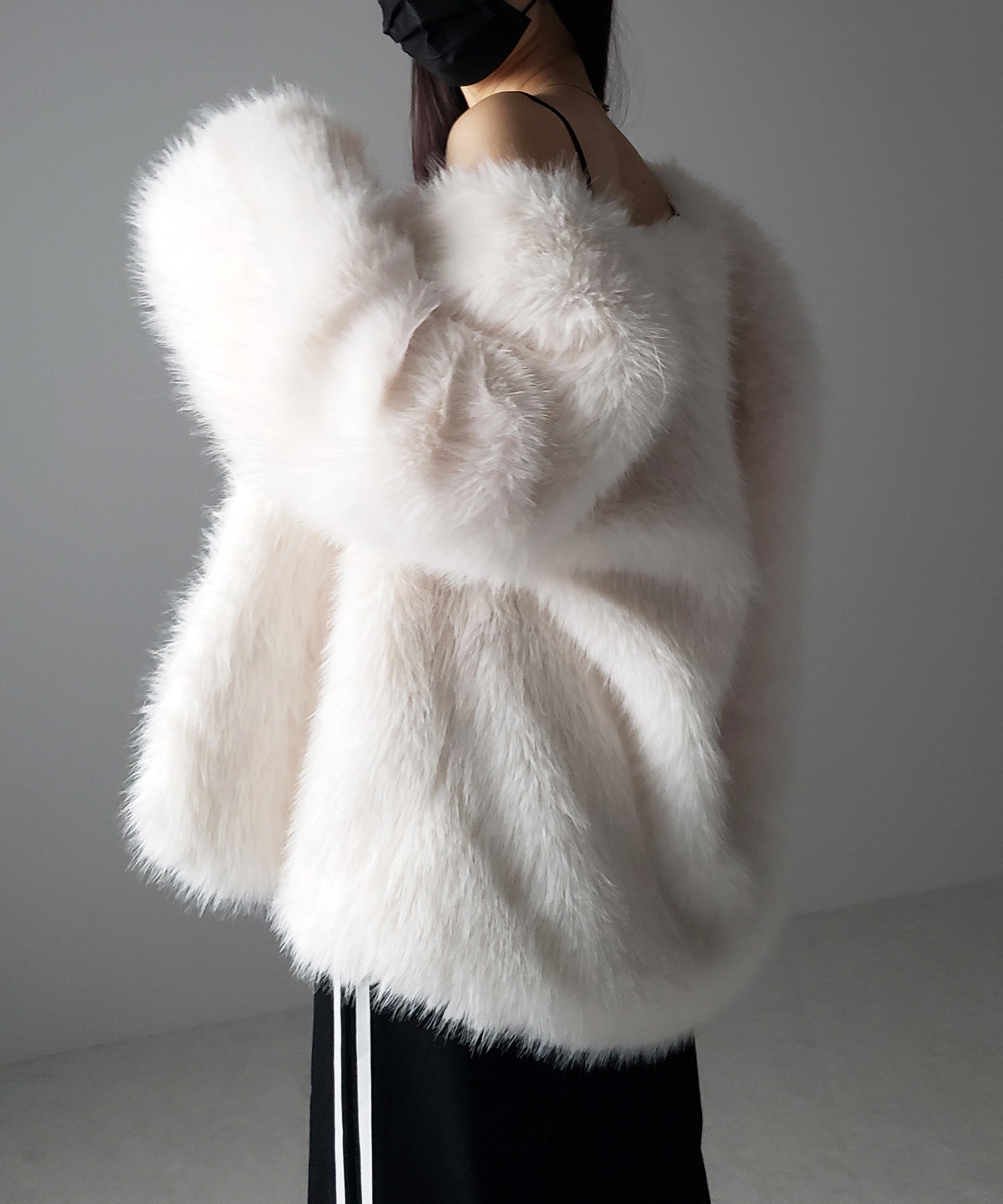 ノーカラーボリュームフェイクファーコート