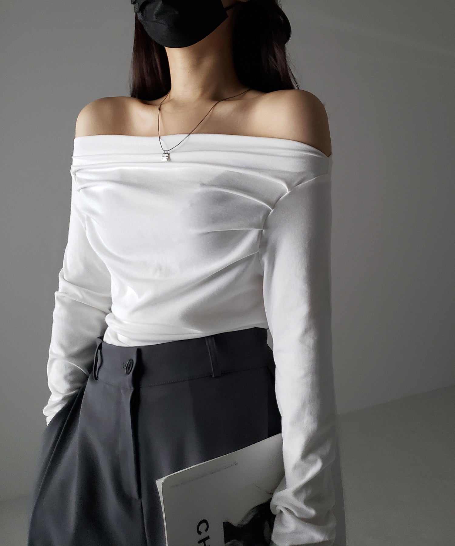 タックデザインドレープオフショルダートップス