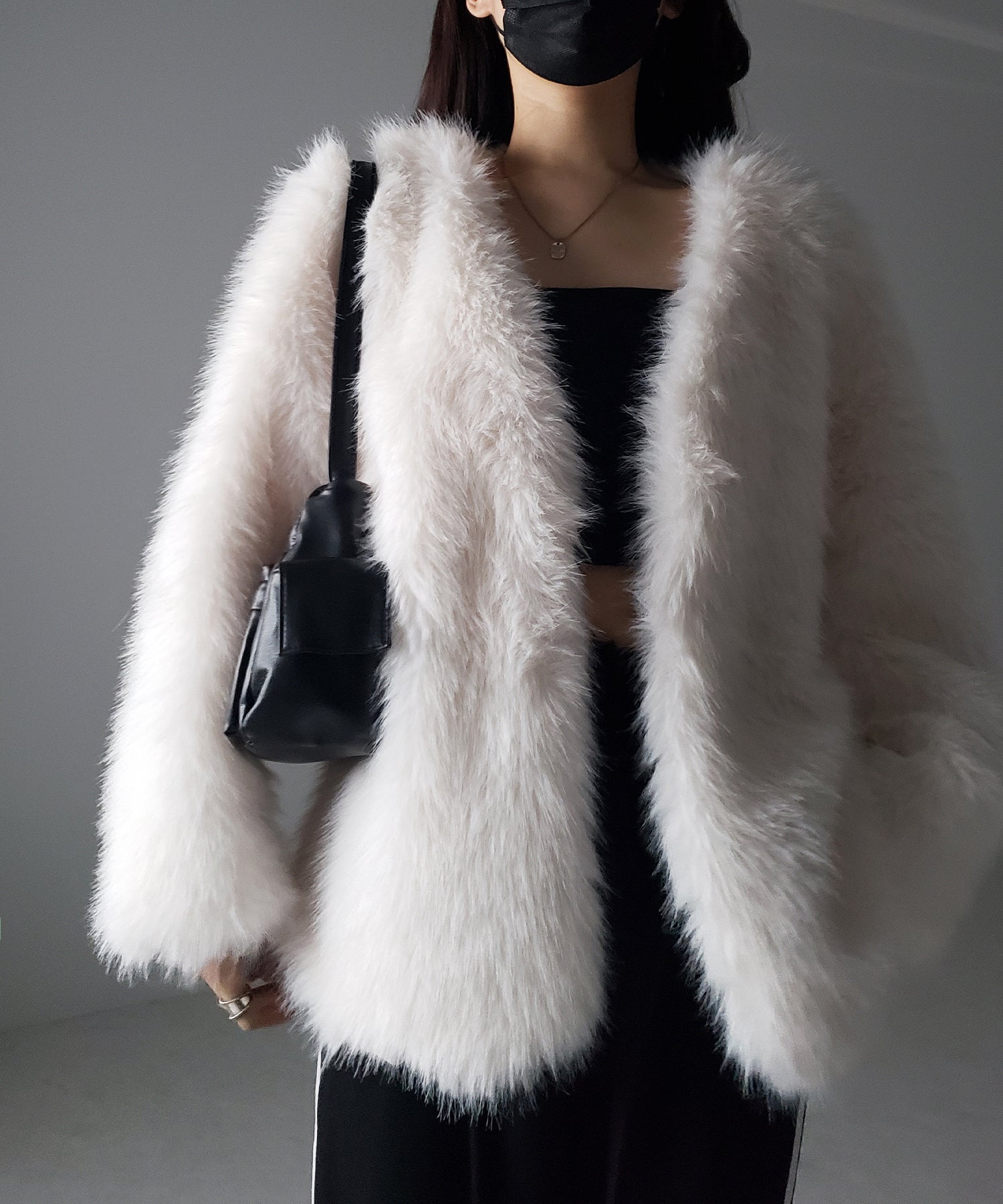 ノーカラーボリュームフェイクファーコート