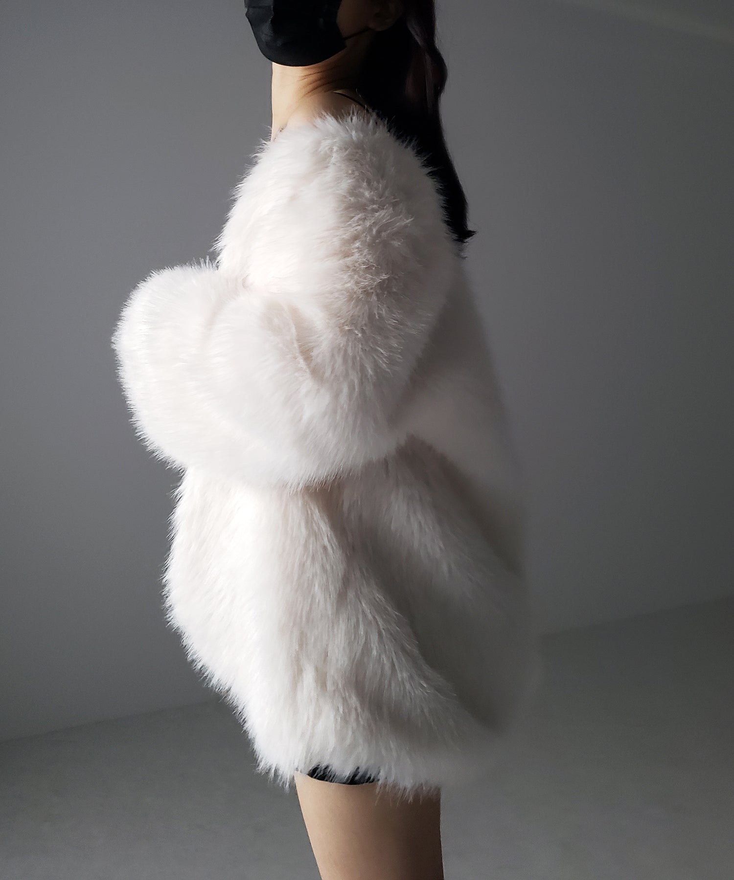 ノーカラーボリュームフェイクファーコート