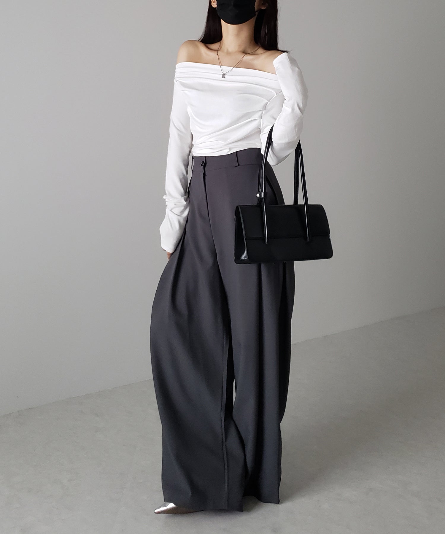 タックデザインドレープオフショルダートップス