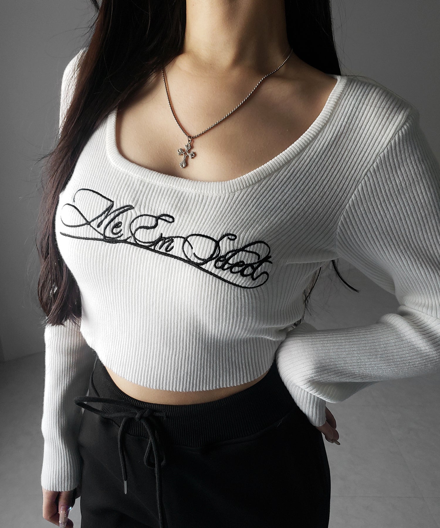 レタリングロゴ刺繍スクエアネックショートリブニットトップス / lettering logo embroidery square neck short rib knit tops