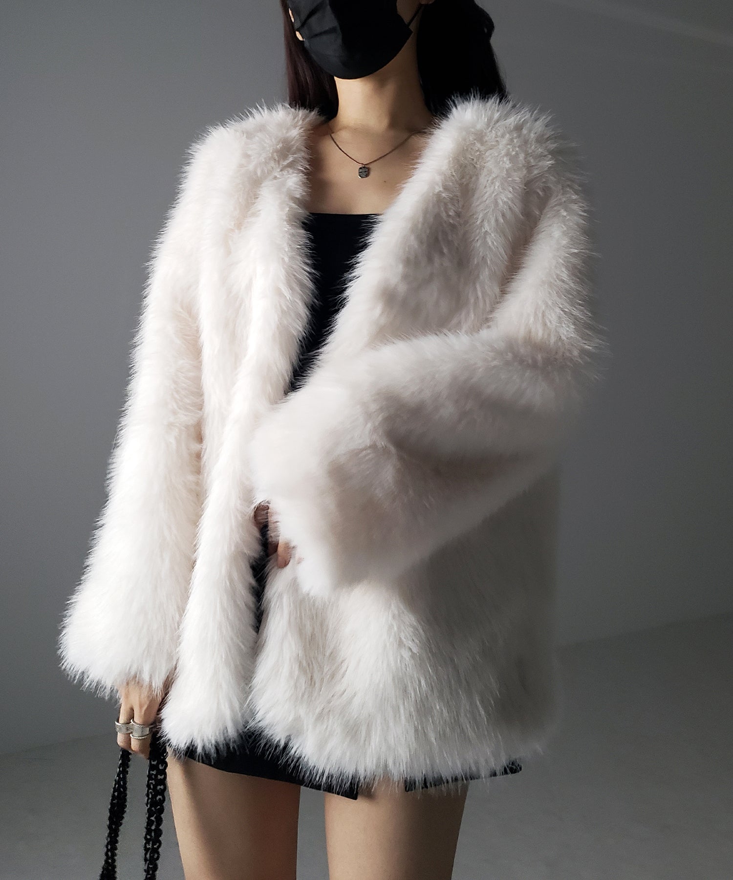 ノーカラーボリュームフェイクファーコート