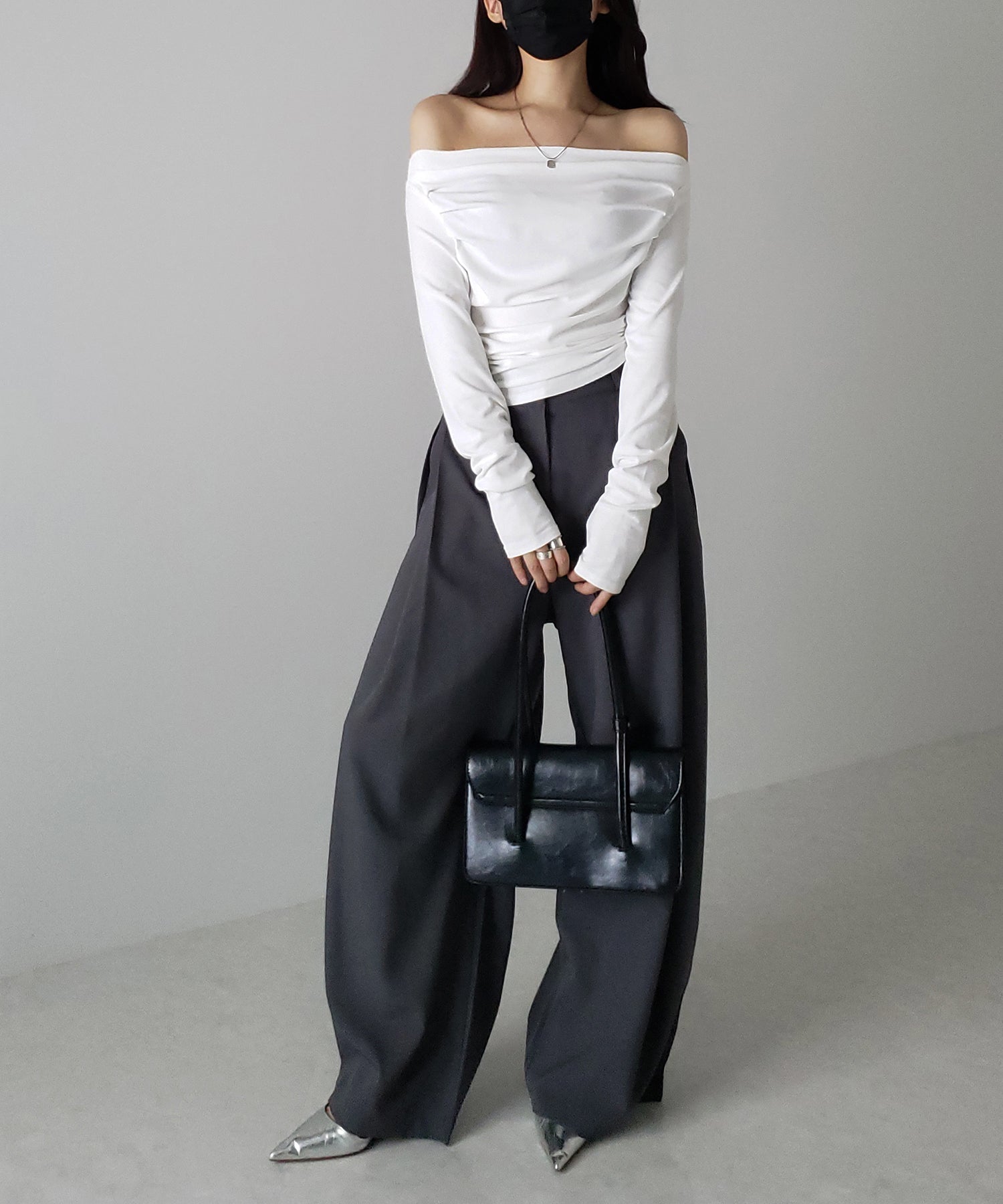 タックデザインドレープオフショルダートップス